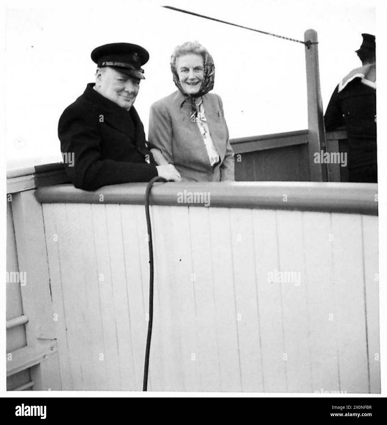 Negativo fotografico che mostra il signor e la signora Churchill sul ponte della nave Queen Mary che si godono il sole durante il viaggio di ritorno dal Canada. Foto Stock