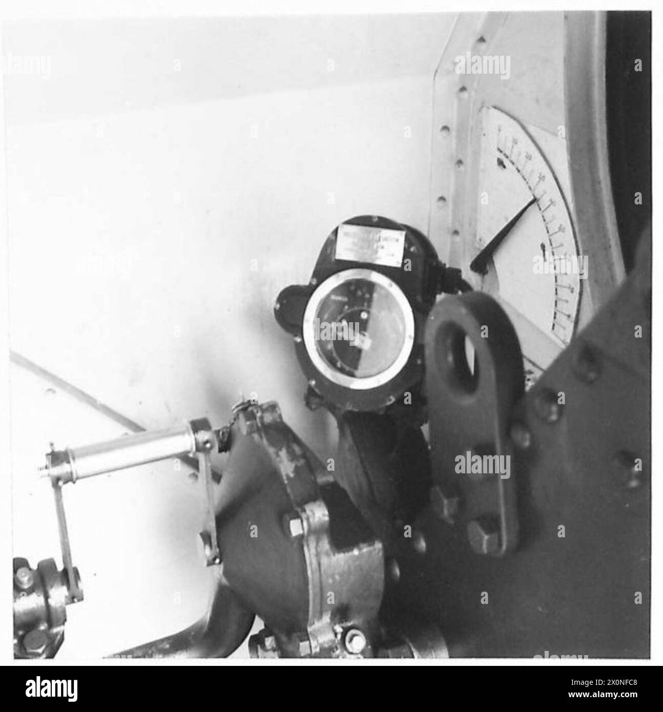 I mirini a visione diretta sono installati su un cannone antiaereo 4,5 per scopi di puntamento e puntamento. Foto Stock