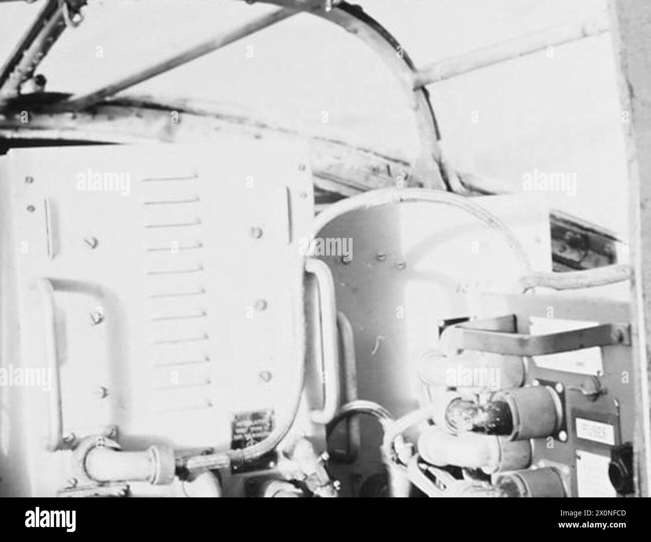 Il caccia notturno Mosquito XIII è equipaggiato con radar ai Mark VIIIB, che include l'unità di potenza, il modulatore e il regolatore di tensione, montato dietro i sedili pilota e osservatore. Foto Stock