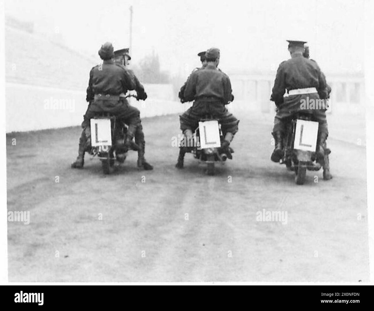 La polizia militare greca completa l'addestramento con le motociclette contrassegnate come "Learner" sotto l'istruzione della polizia militare britannica ad Atene. Foto Stock