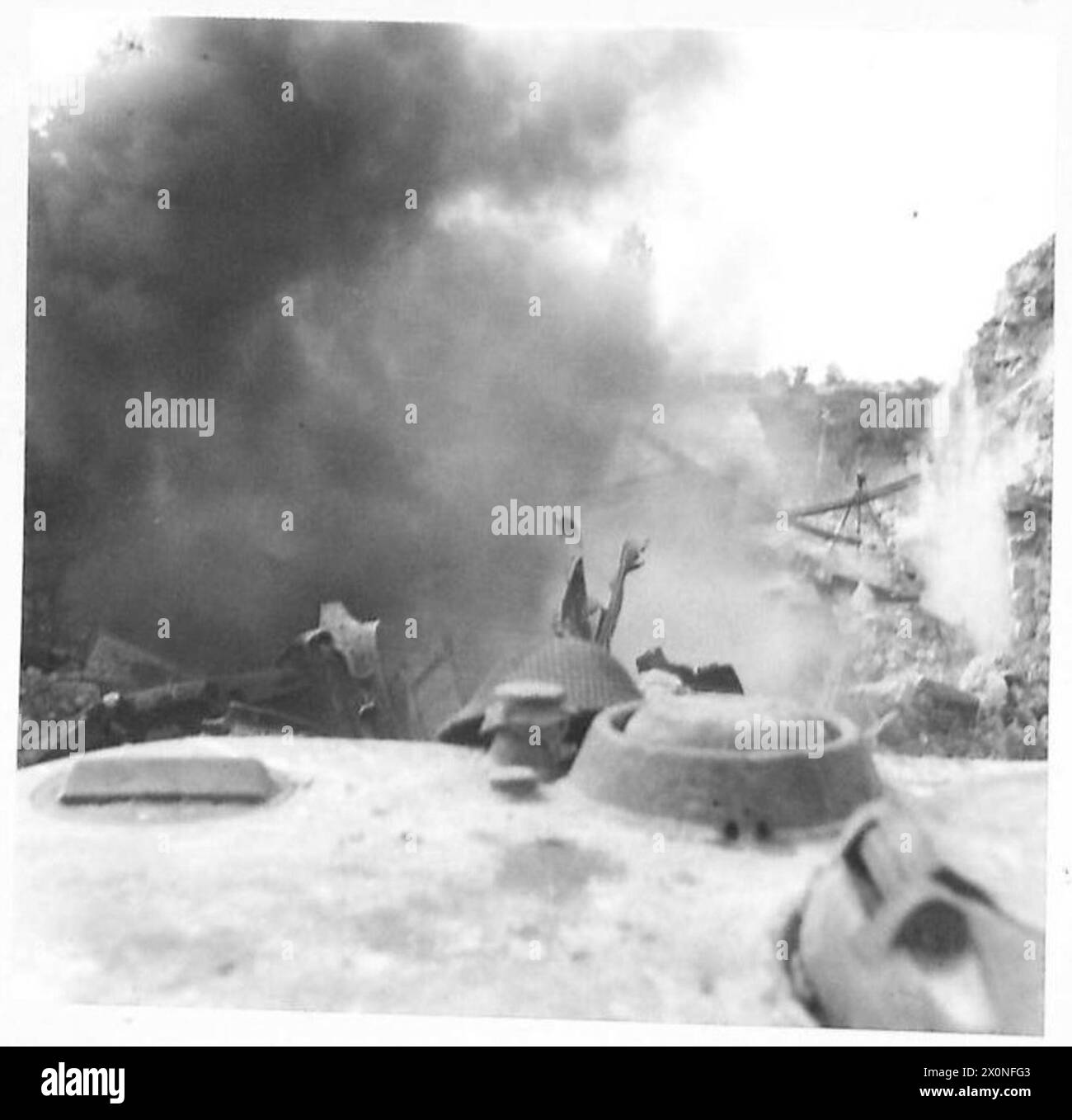 La Quinta Armata sgombra un ostacolo stradale in Italia usando una demolizione controllata, mostrando l'esplosione della seconda carica. Foto Stock