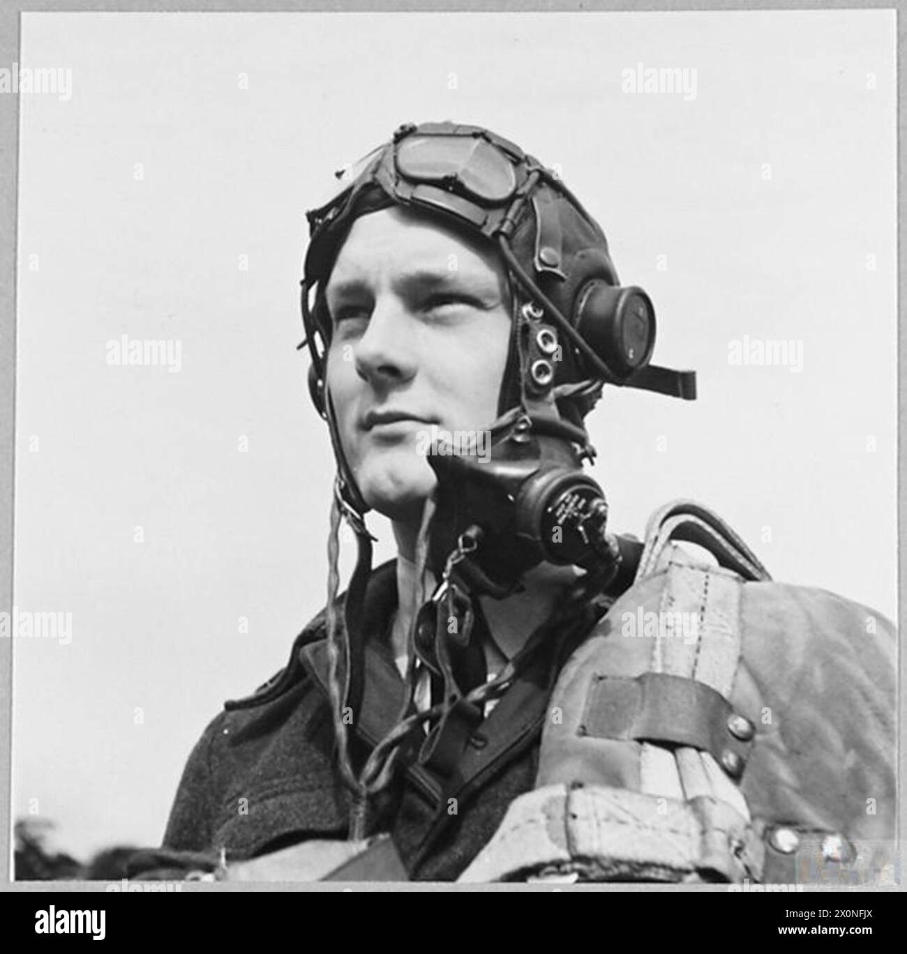 IL GRANDE GIORNO! UN PILOTA DI CACCIA VOLANTE VOLA CON IL SUO PRIMO SPITFIRE [PICTURE ISSUED 1942]. - Per la storia vedi CH.6446 ora ha completato la sua formazione con l'unità di addestramento operativo ed è pronto per essere assegnato ad uno squadrone per il "vero lavoro". Il soggetto di questa serie - pilota ufficiale G.C.H. Walsh, di Wallington, Surrey - sa che ha ancora molto da imparare, ma in questa fase è equipaggiato in tutto, salvo l'esperienza personale di volo operativo. Affronta il suo futuro come pilota di caccia con speranza, determinazione e fiducia. Negativo fotografico, Royal Air Force Foto Stock