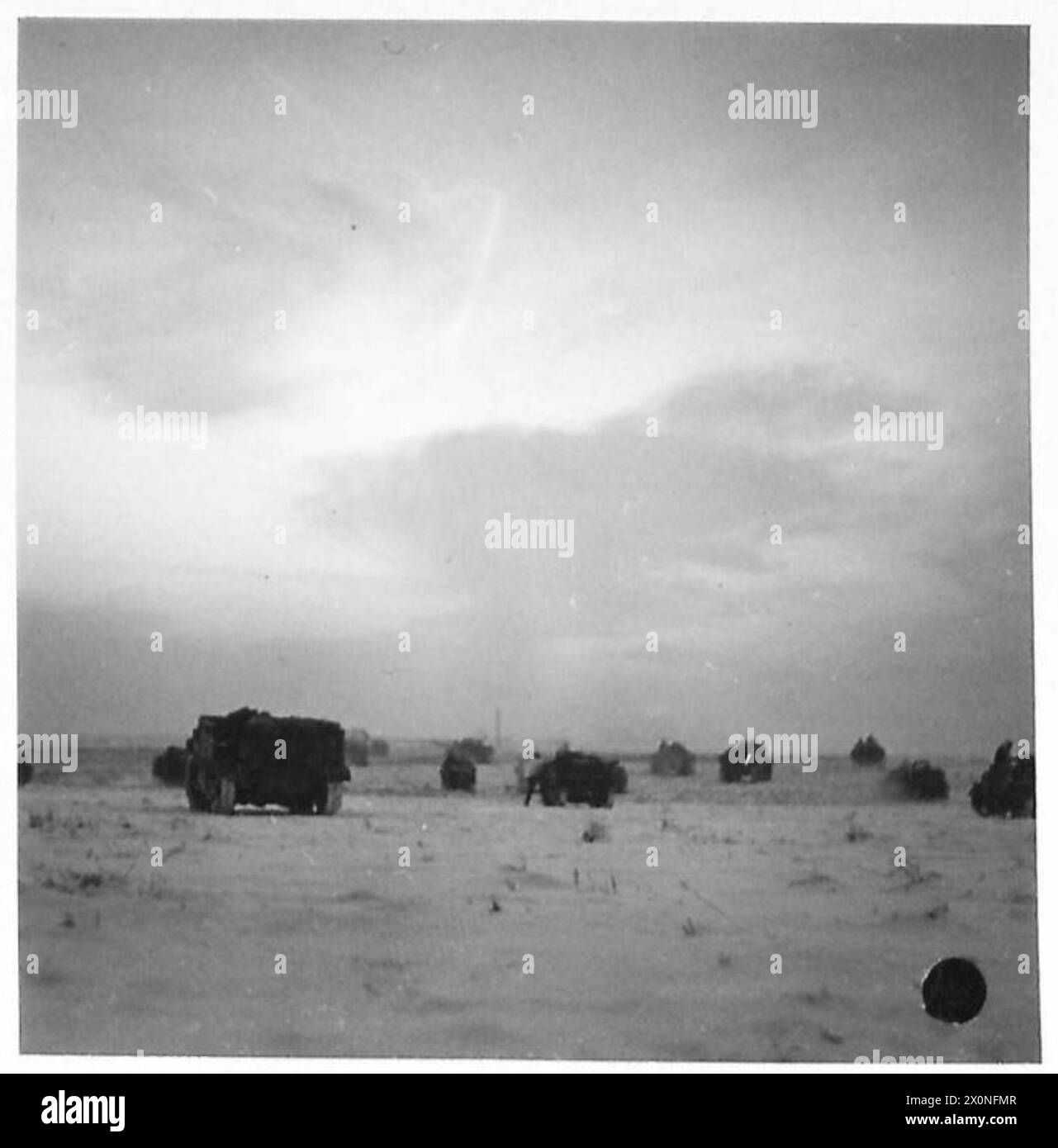 Fotografia che mostra 12 corpi dell'esercito britannico in preparazione per un attacco all'alba a Putt e Waldenrath, con carri armati, portaerei corazzati Kangaroo e portaerei Bren massaggiati. L'immagine è un negativo fotografico detenuto dall'esercito britannico. Foto Stock