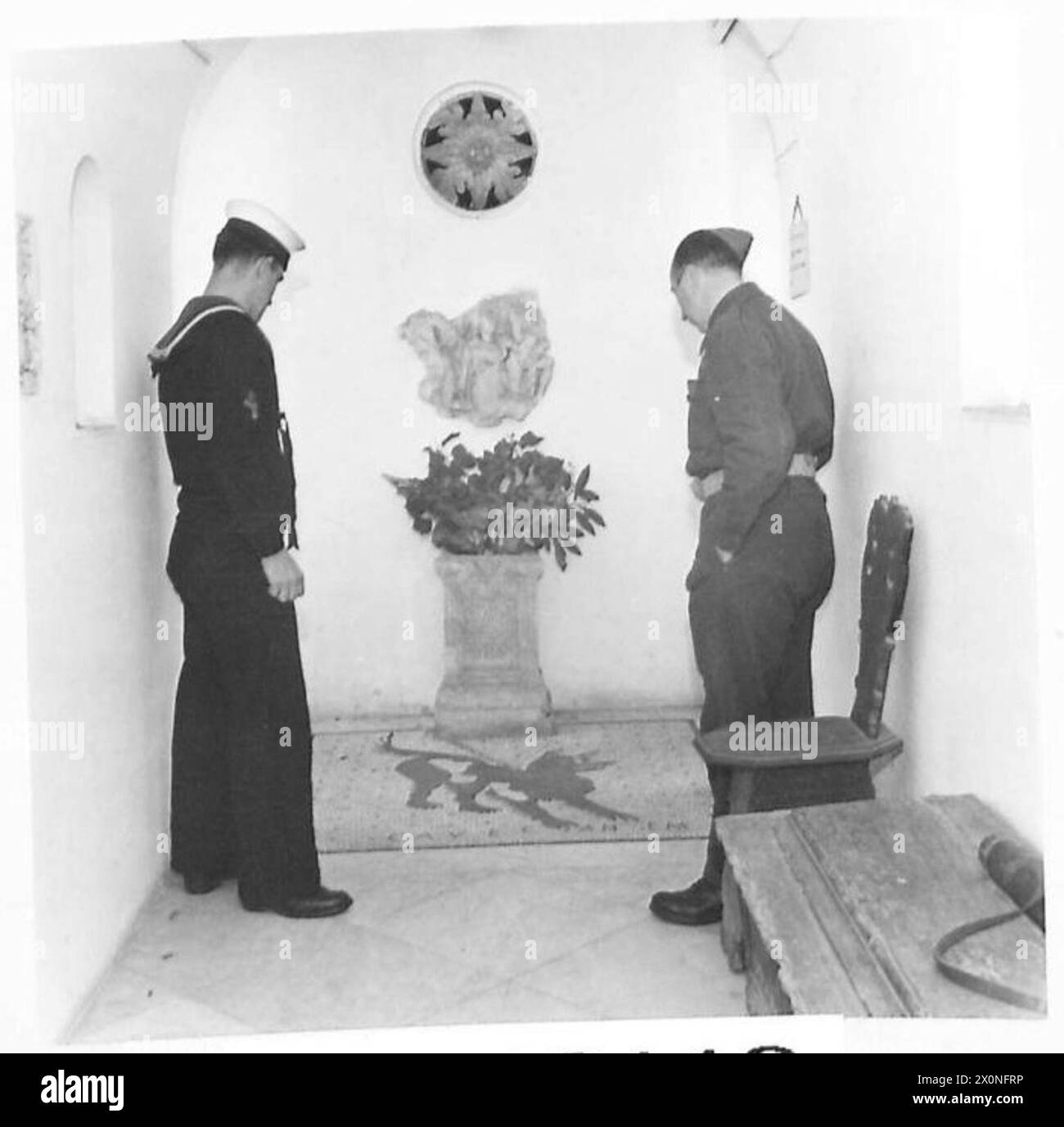 Alfred Smithers visita San Michele, la casa di Axel Munthe a Capri, in Italia, ed esamina una replica a mosaico della scultura Watchdog originaria di Pompei. Negativo fotografico dell'esercito britannico. Foto Stock