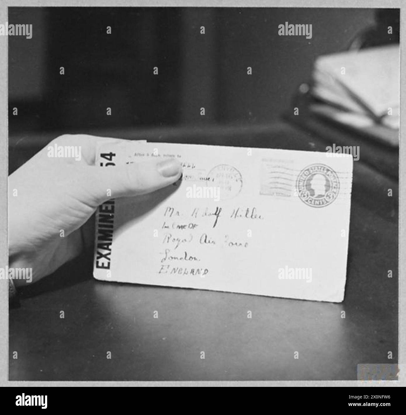 Fotografia di una lettera di sette giovani americani indirizzata ad Adolf Hitler, predisposta per la consegna da parte della Royal Air Force. Foto Stock