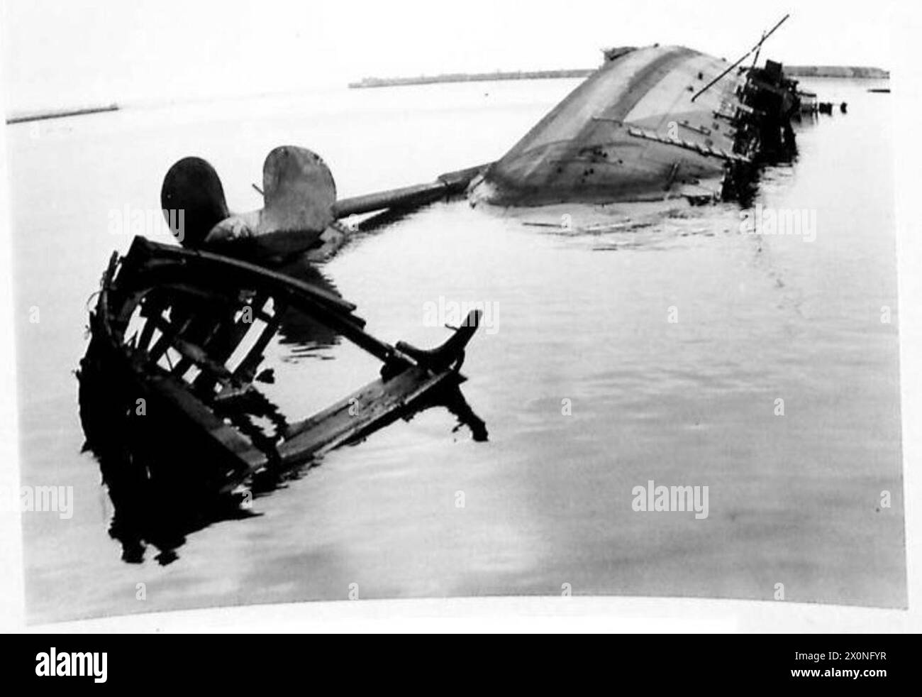 Le navi affondate sono visibili nel porto di Napoli durante la seconda guerra mondiale, illustrando l'impatto navale delle operazioni militari in Nord Africa, Sicilia, Italia, Balcani e Austria tra il 1942 e il 1946. Negativo fotografico dell'esercito britannico. Foto Stock