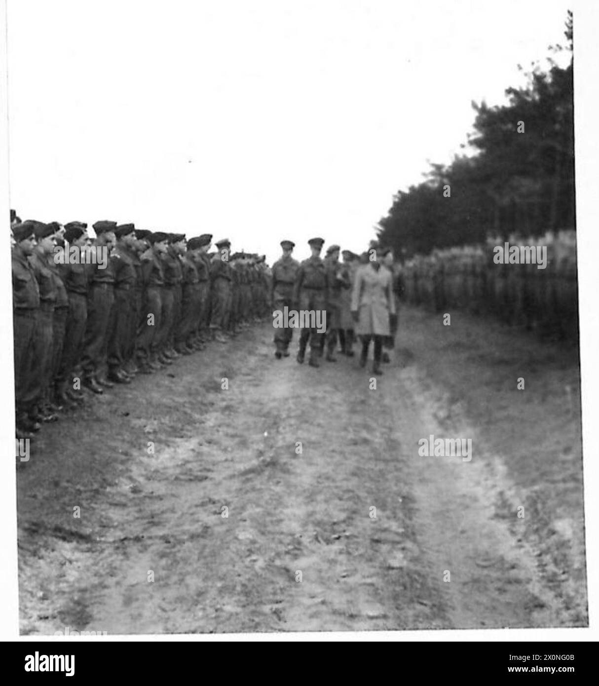 Negativo fotografico che mostra sua Maestà il Re che ispeziona i soldati della 69th Brigade durante una visita dell'esercito britannico. Foto Stock