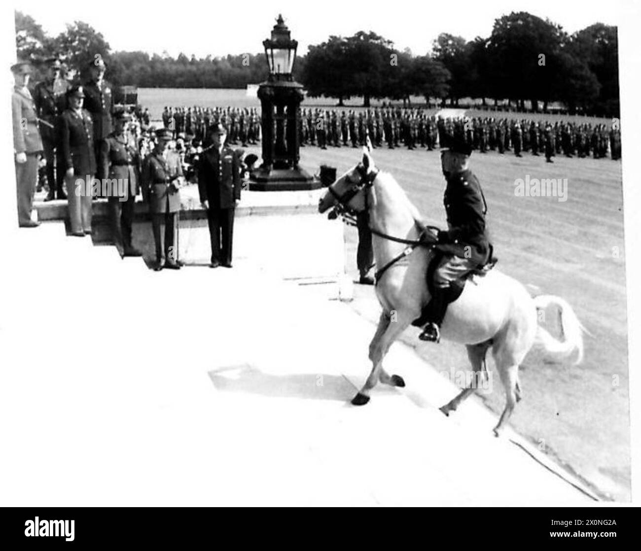 Il tenente generale Jacob Devers prende il saluto ad una sfilata di svenimento, mentre l'aiutante, montato su un pony bianco, segue i cadetti fino ai gradini. Foto Stock