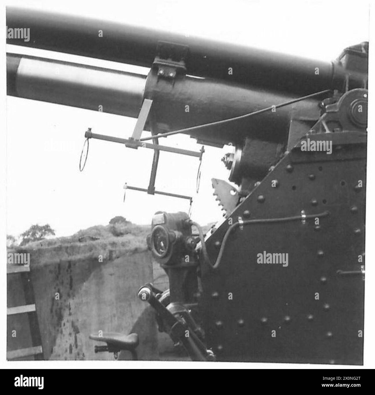 Mirini a visione diretta progettati per l'uso su cannoni antiaerei da 3,7 pollici, migliorando la precisione di puntamento. Foto Stock