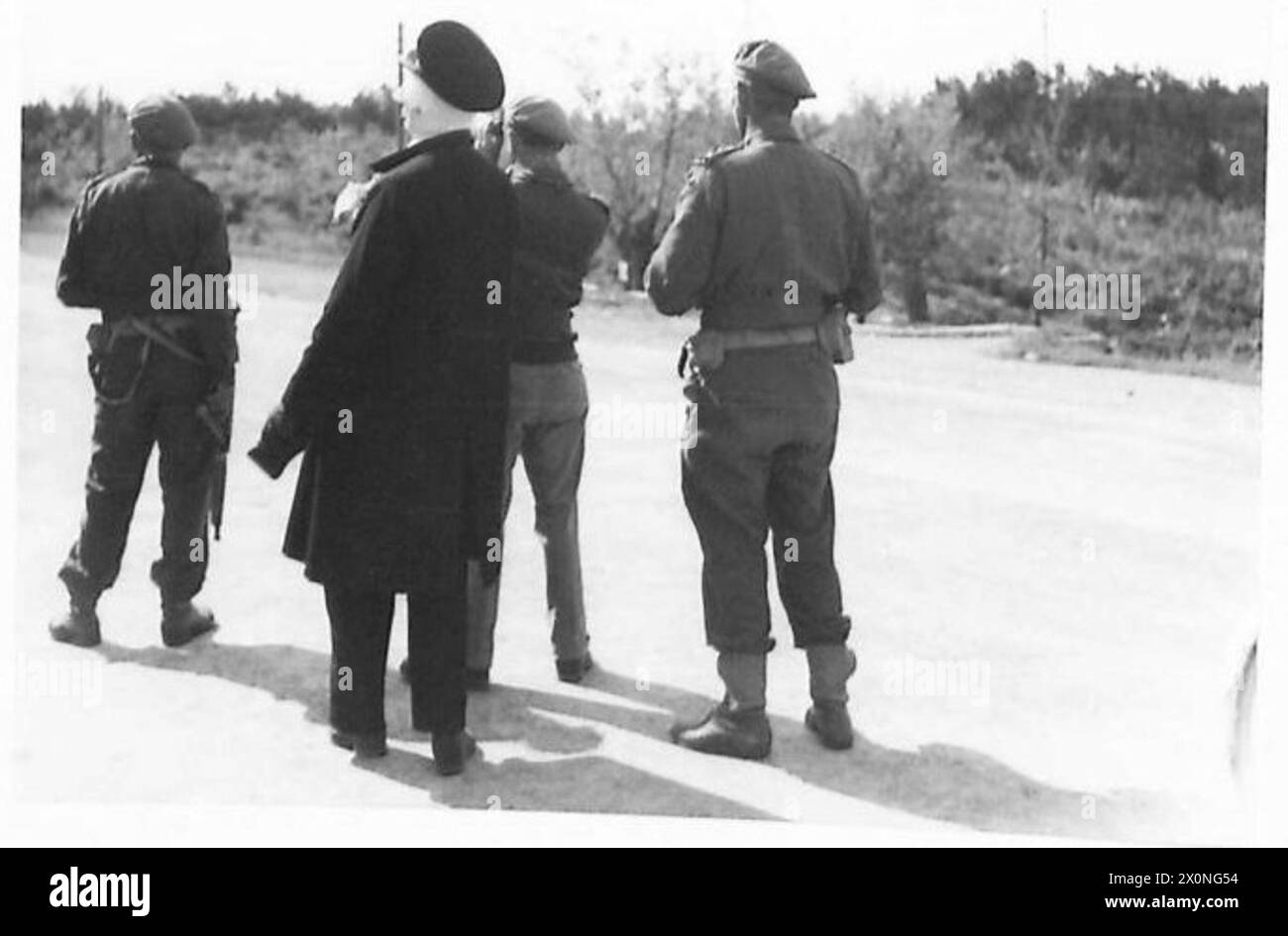 OTTAVA ARMATA: AVANZATA VERSO TRIESTE - il capitano Dickenson, anch'egli ferito, segnala ulteriori sacche nemiche ai neozelandesi. Negativo fotografico, British Army Foto Stock