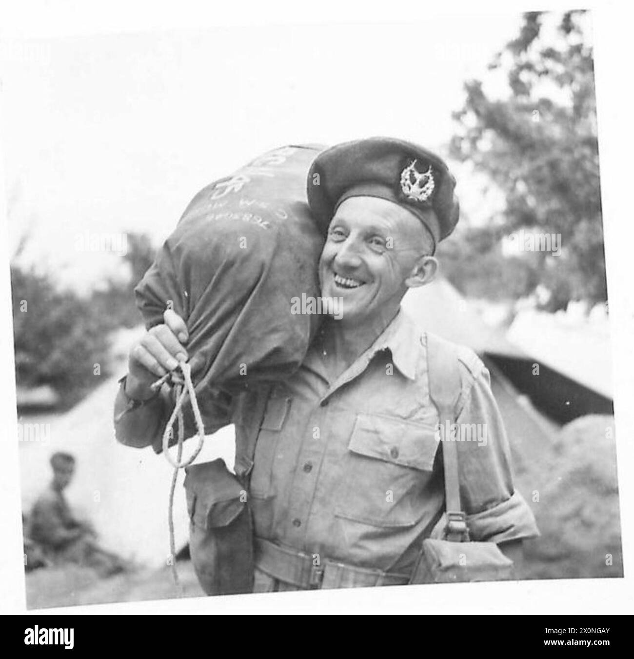 Il CSM A. Murdock dei Gordon Highlanders si prepara a tornare a casa con gli uomini del gruppo 1. Negativo fotografico dell'esercito britannico. Foto Stock