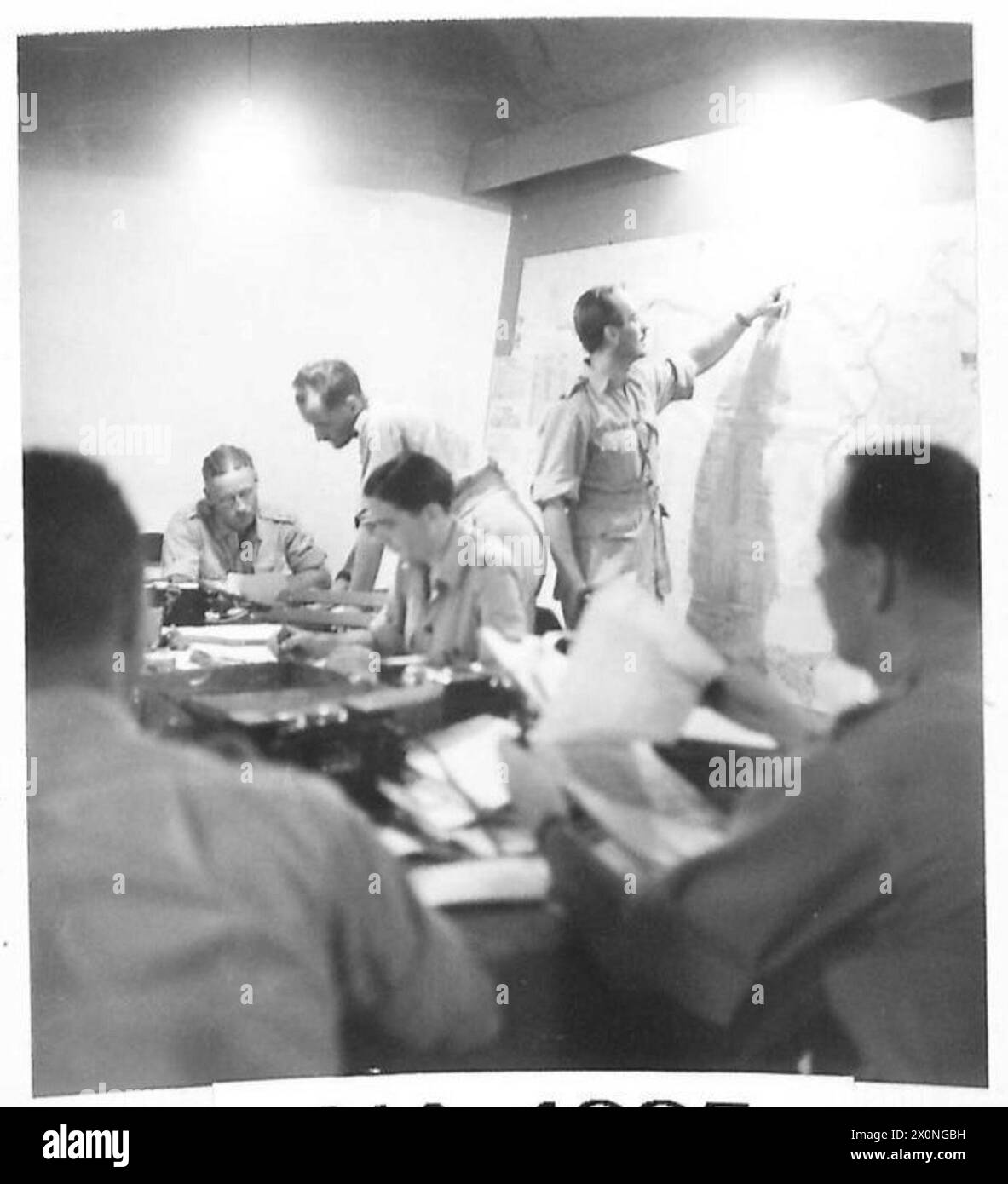 La sala operativa di Malta gestisce il controllo dei traghetti per le navi d'assalto che viaggiano tra Malta e la terraferma, parte di G (OPS), mostrato in un negativo fotografico dell'esercito britannico. Foto Stock