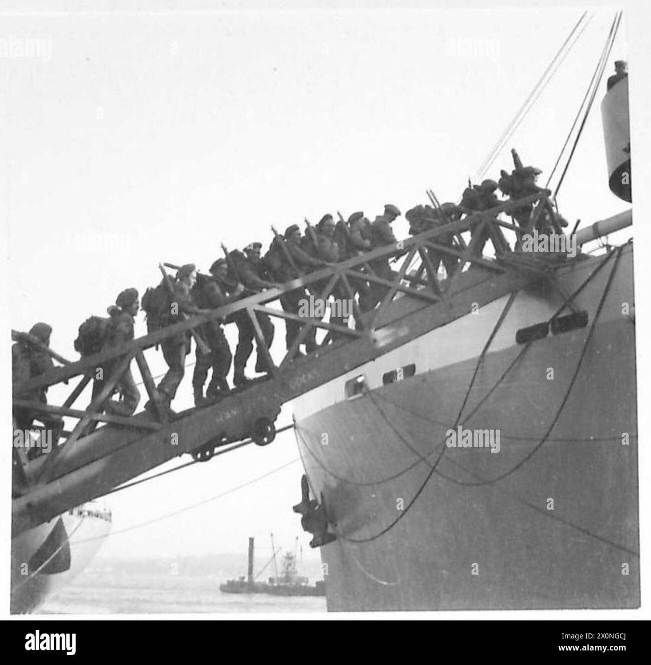 PREPARATIVI PER L'INVASIONE ALLEATA DELL'EUROPA 1944 - truppe del vi o VII battaglione Green Howards, 69th Brigade, 50th (Northumbrian) Division, imbarcati sulla LSI 'SS Empire Lance' a Southampton, 29 maggio 1944 Foto Stock