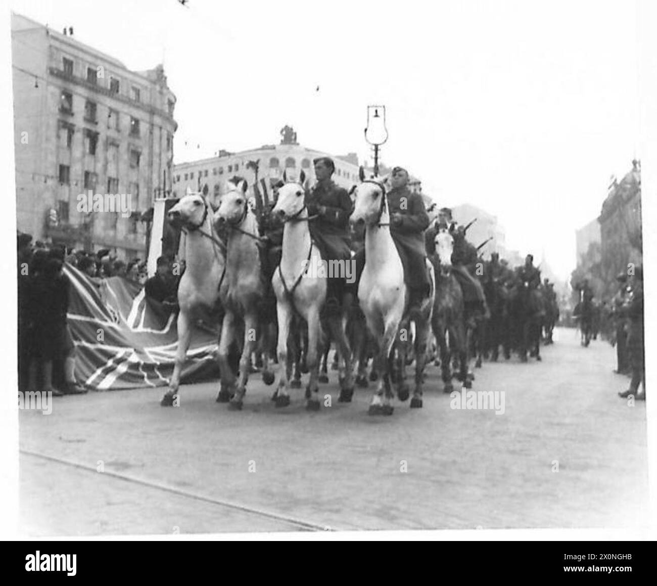 Cavalieri, fanteria e carri armati partigiani sfilano attraverso Belgrado durante le celebrazioni del 27 marzo in Jugoslavia. Negativo fotografico dell'esercito britannico. Foto Stock