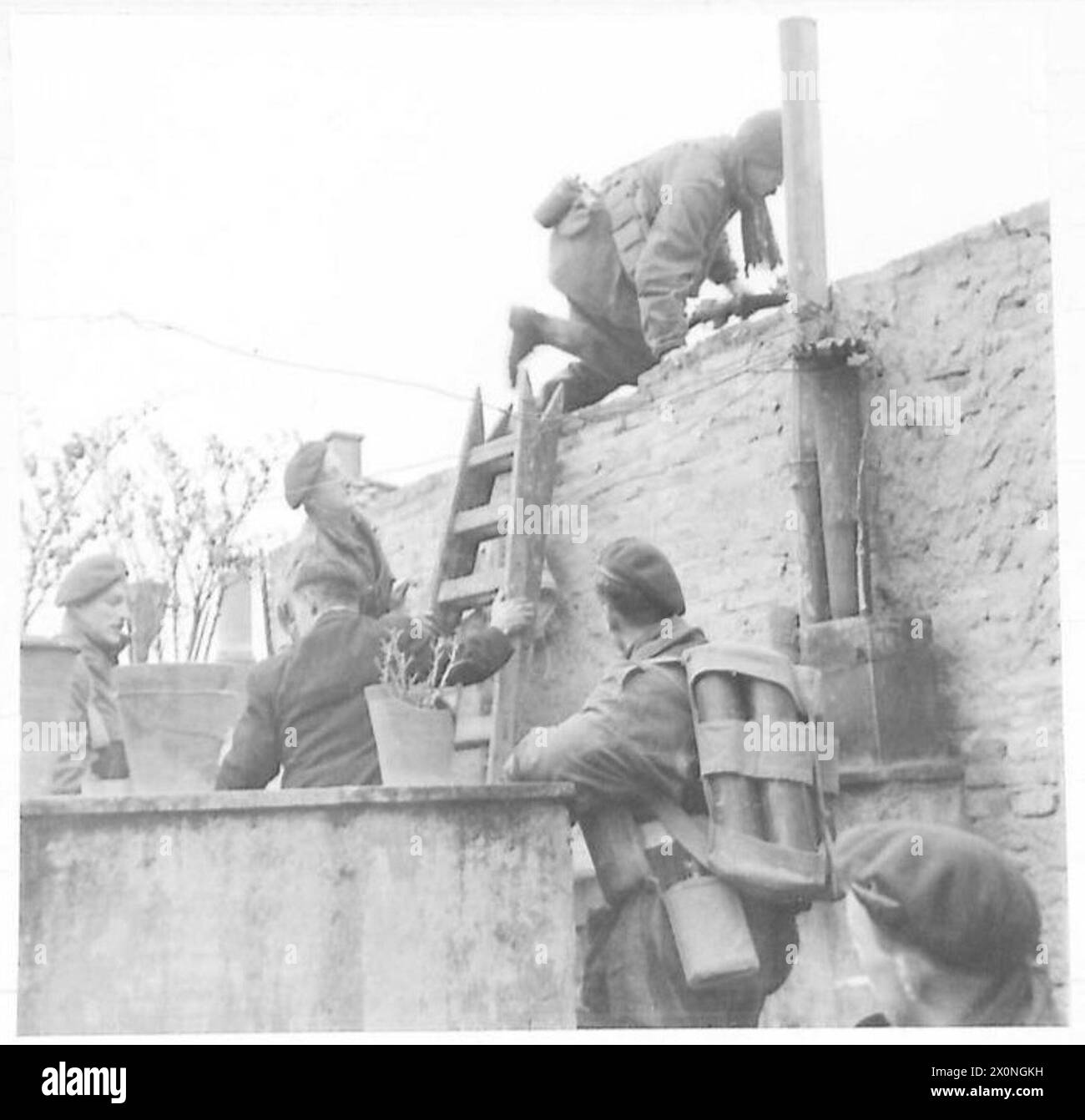 I paracadutisti di Atene usano tattiche da tetto il 31 dicembre 1944 per liberare un blocco a sud di Metaxouriyon, incontrando il fuoco di mortai a lungo raggio da parte delle truppe dell'E.L.A.S. Foto Stock