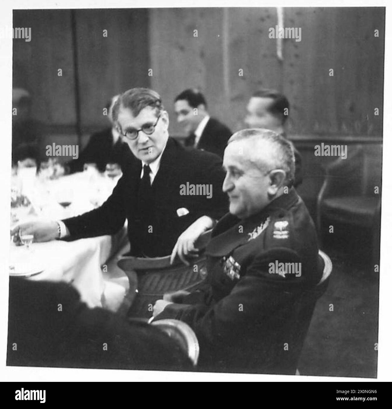 Il generale Dutra del Brasile cena con il signor R.K. Law durante un incontro ufficiale, documentando le relazioni diplomatiche e militari in tempo di guerra. Foto Stock
