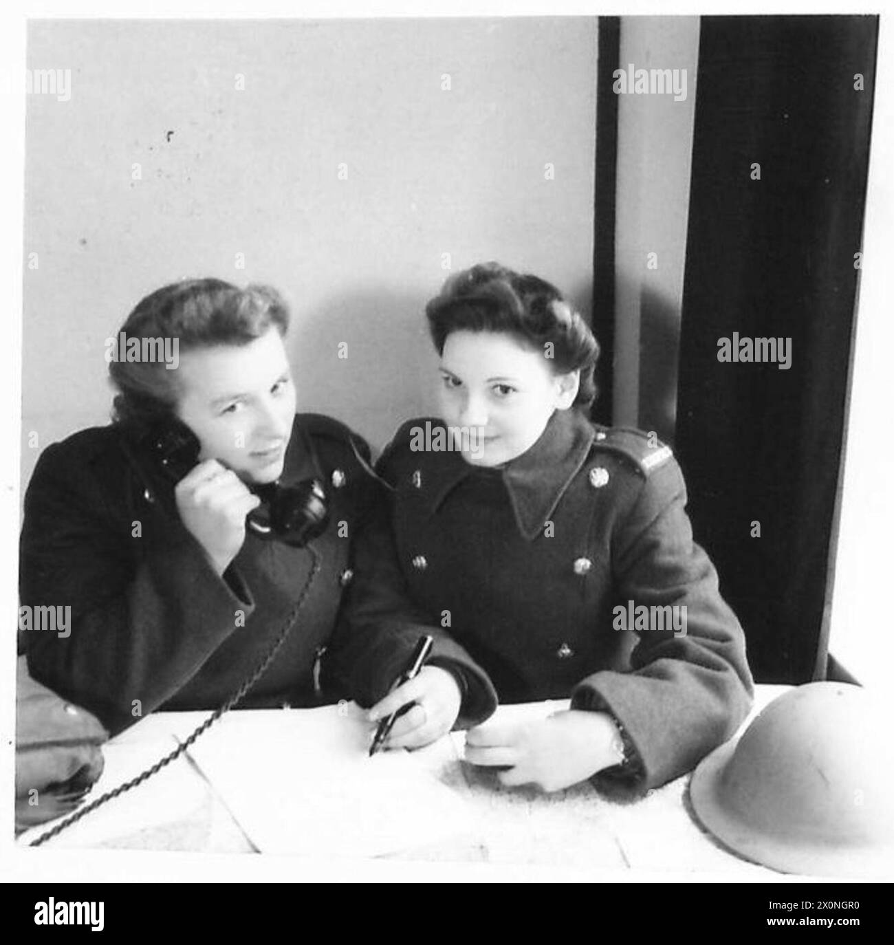 Ritratti di Private Brown e Private Wilson, membri del servizio territoriale ausiliario, catturati in negativi fotografici dall'esercito britannico. Foto Stock