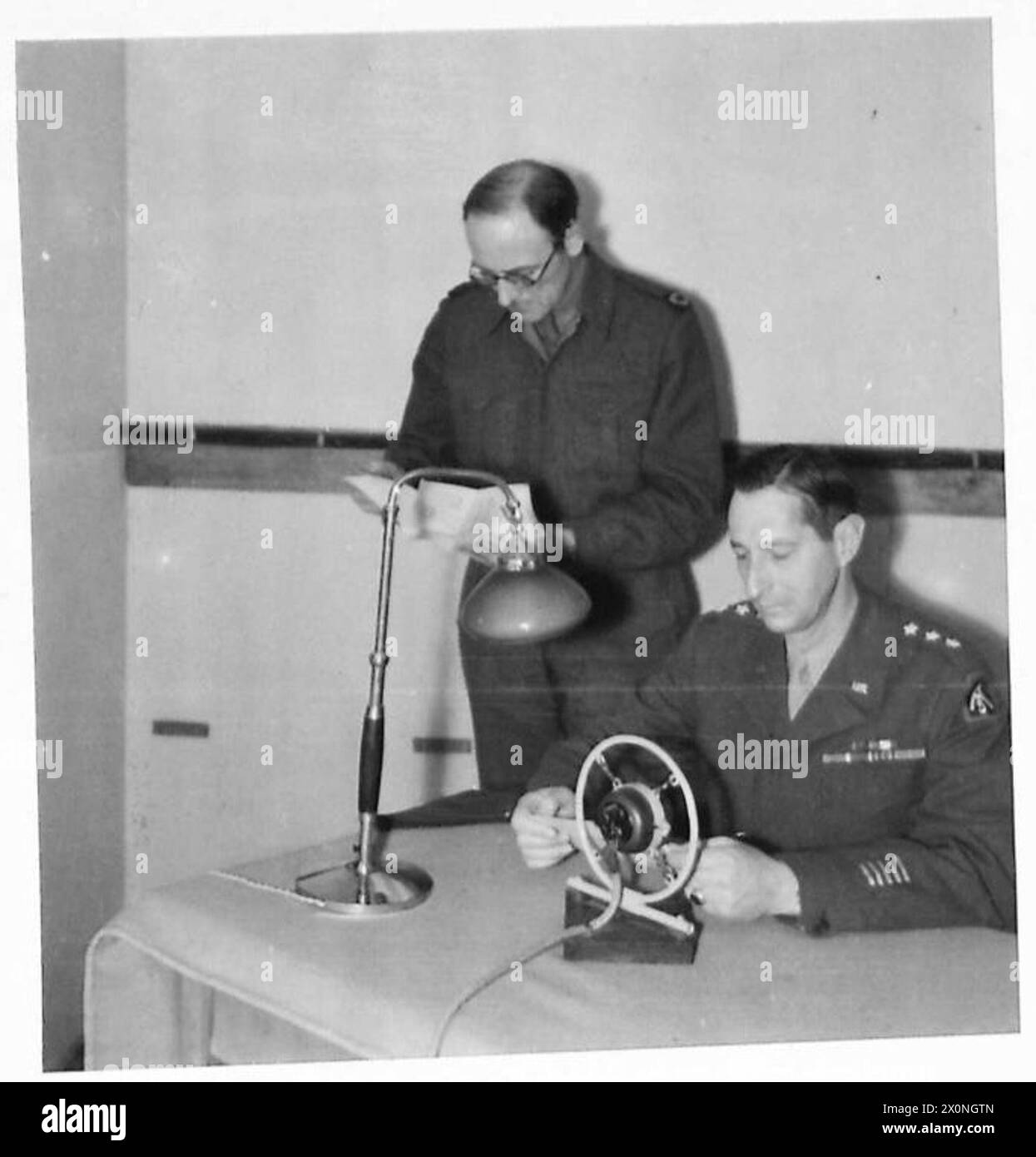 Il generale Mark Clark registra un discorso sulla campagna italiana per l'Army Broadcasting Service insieme al feldmaresciallo Alexander e al tenente generale McCreery. Foto Stock
