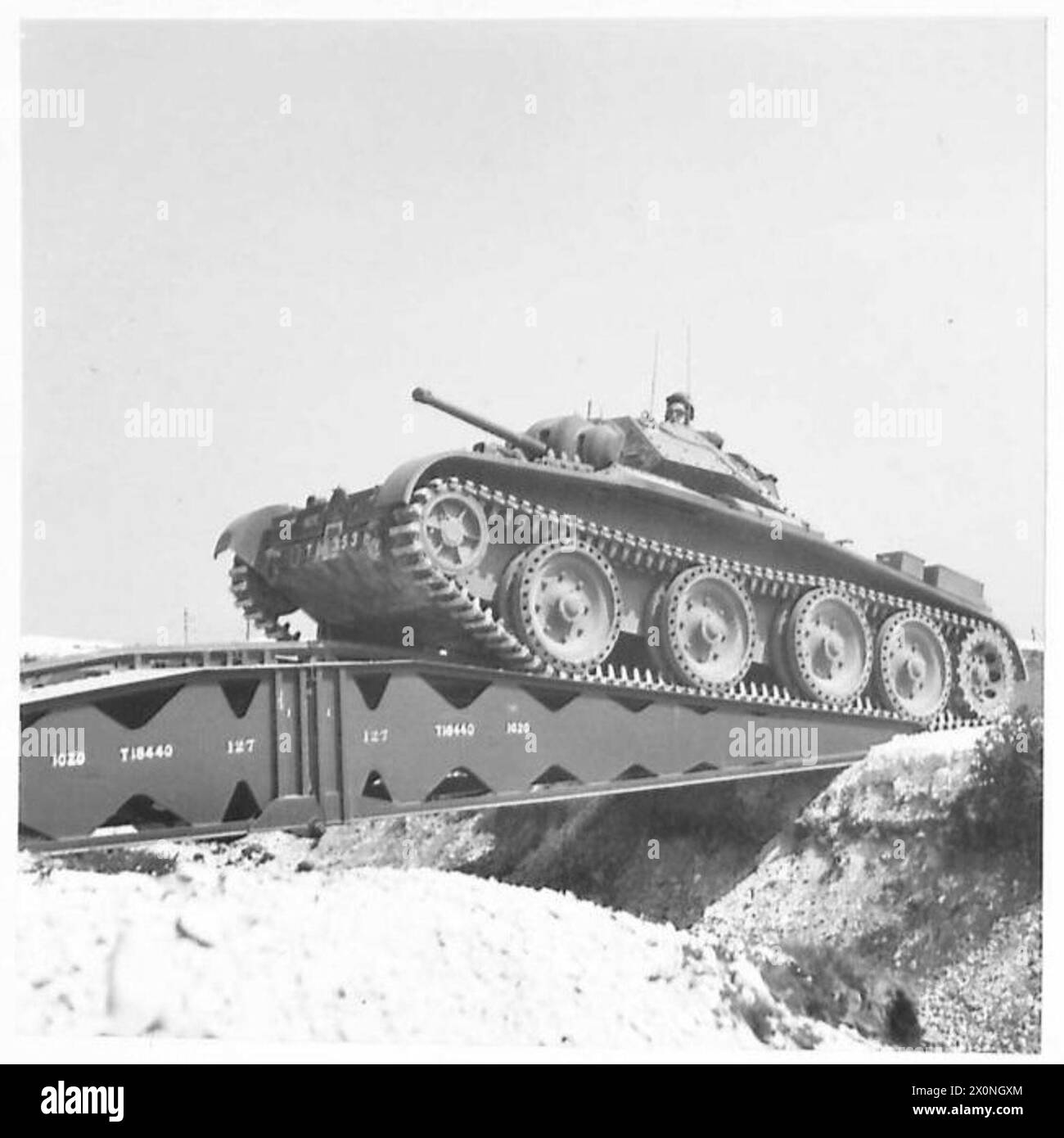 Il carro armato Covenanter attraversa un ponte di forbici su un fosso anticarro in un villaggio del Sussex. Negativo fotografico, British Army. Foto Stock