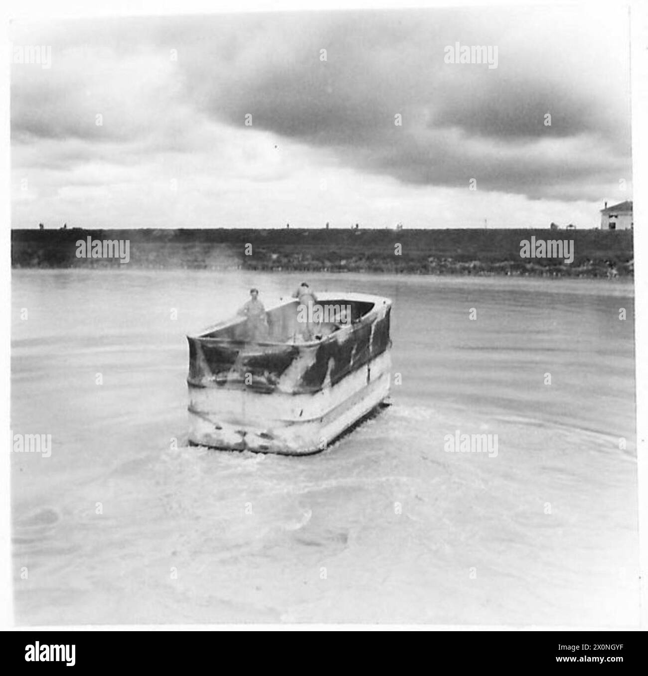 I carri anfibi dell'ottava armata britannica attraversano il fiume Adige durante l'avanzata verso Venezia. Negativo fotografico, British Army. Foto Stock