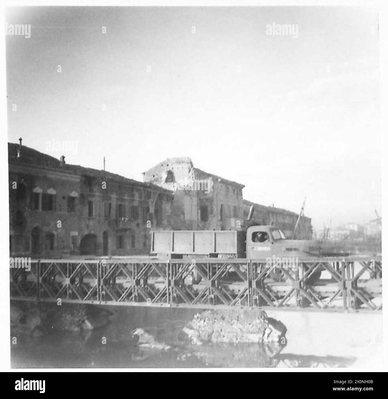 Un ponte Bailey eretto dall'Ottava Armata attraversa il canale di Cesenatico, collegando la città al mare. Foto Stock