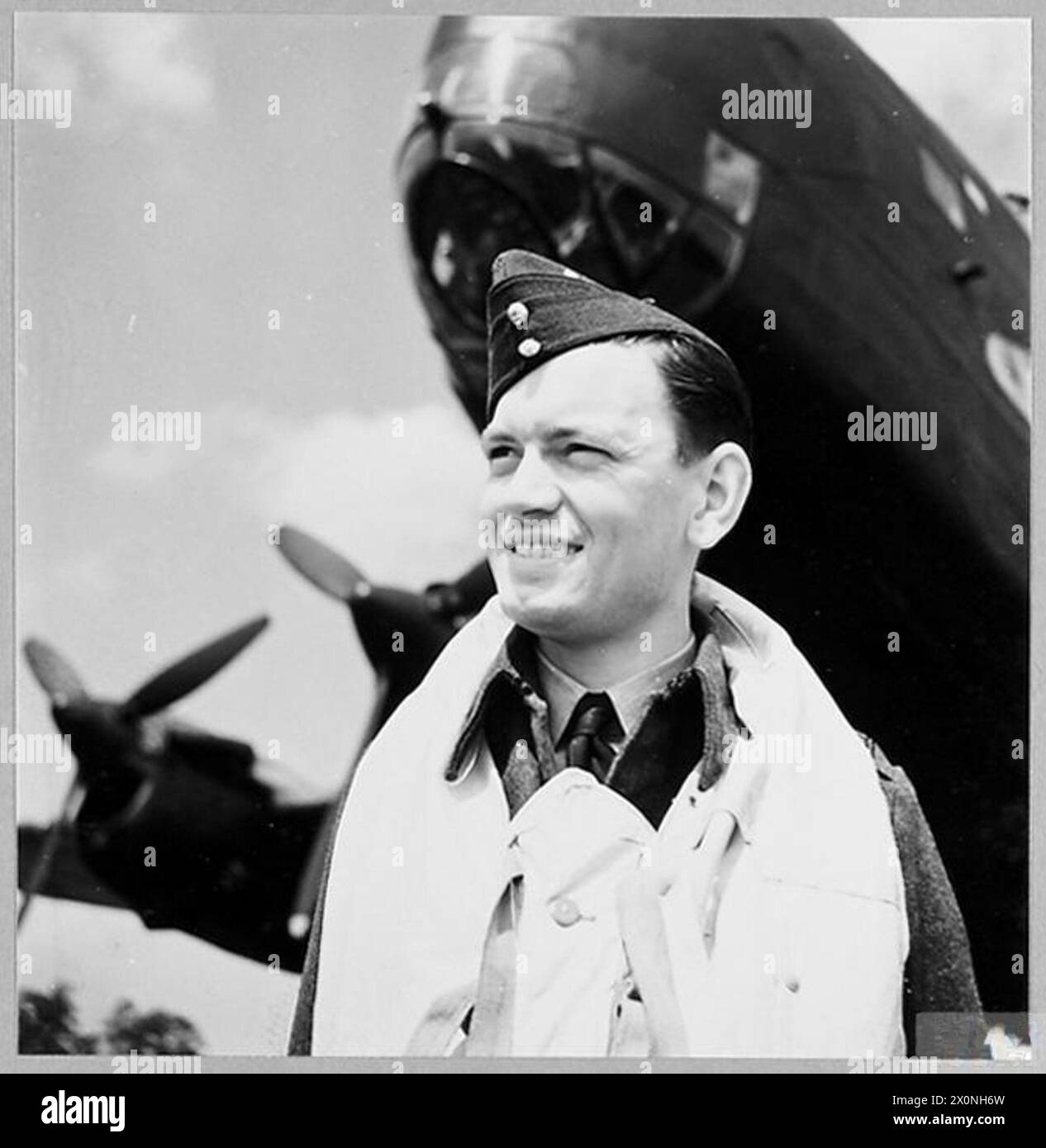 Il pilota ufficiale H.A. Penny di Romford vola su un bombardiere Halifax, servendo come ufficiale della RAF durante le operazioni della seconda guerra mondiale. Foto Stock