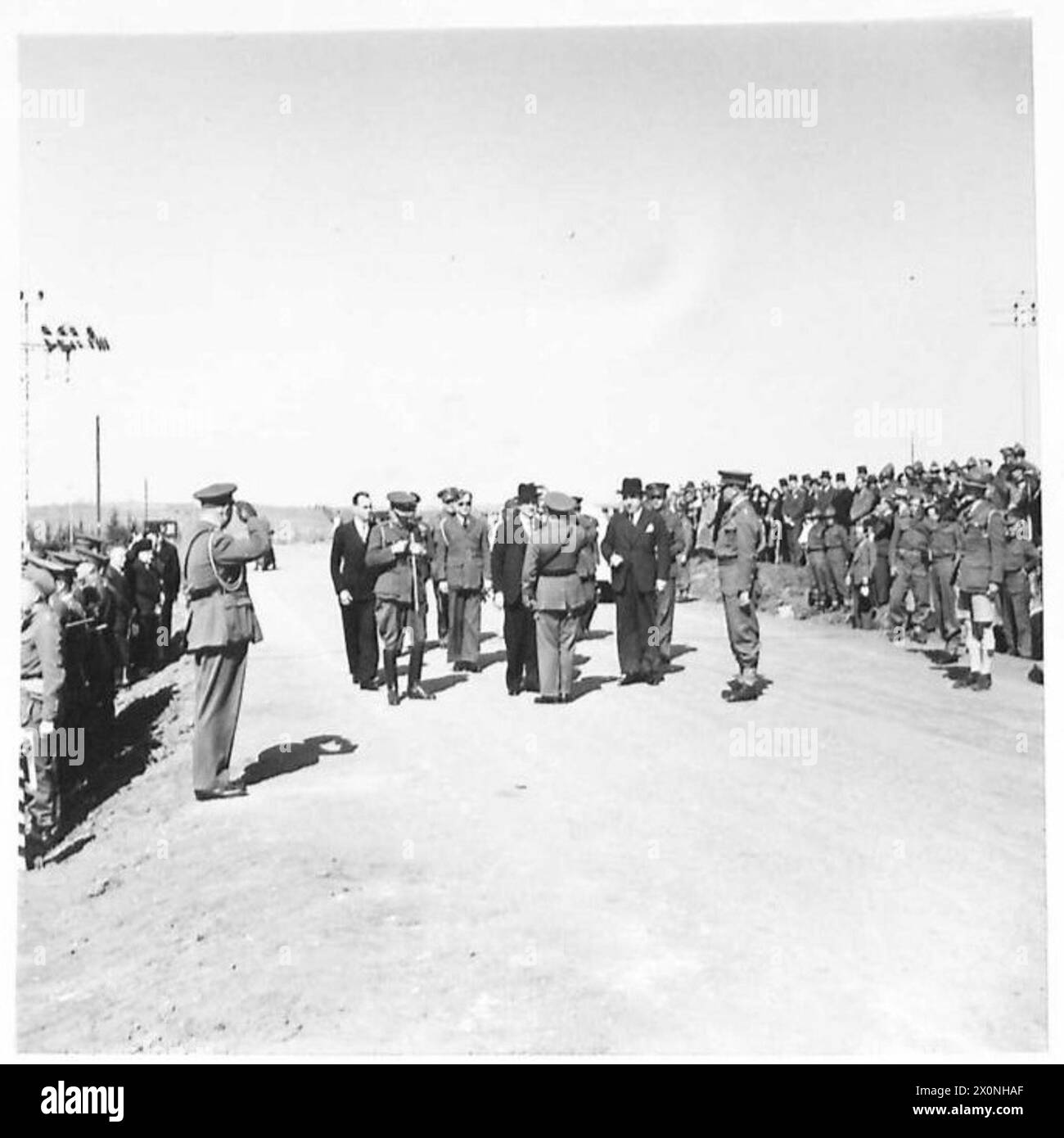 Il primo ministro greco M. Tsouderos e il re di Grecia visitano le truppe durante le celebrazioni nazionali, illustrando cerimonie ufficiali e ispezioni militari. Negativo fotografico. Foto Stock