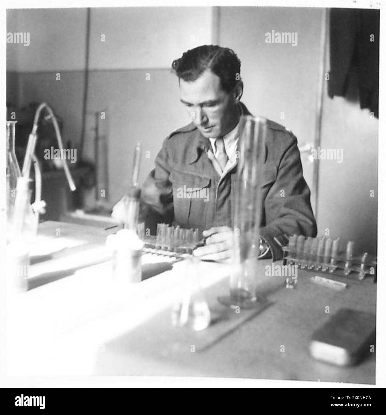 Il personale R.A.M.C. esegue esami microscopici delle infezioni contratte dalle truppe in un ospedale generale in Italia. Foto Stock