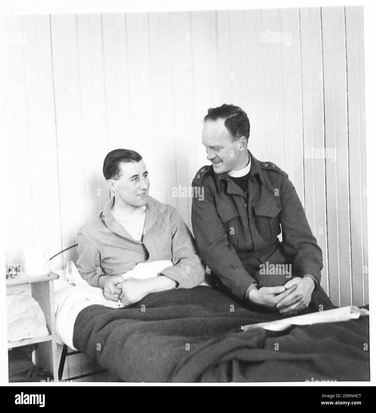 Il cappellano dell'esercito Rev. E.R. Marr visita i pazienti in un ospedale militare di Nairn, fornendo assistenza pastorale ai soldati. Foto Stock