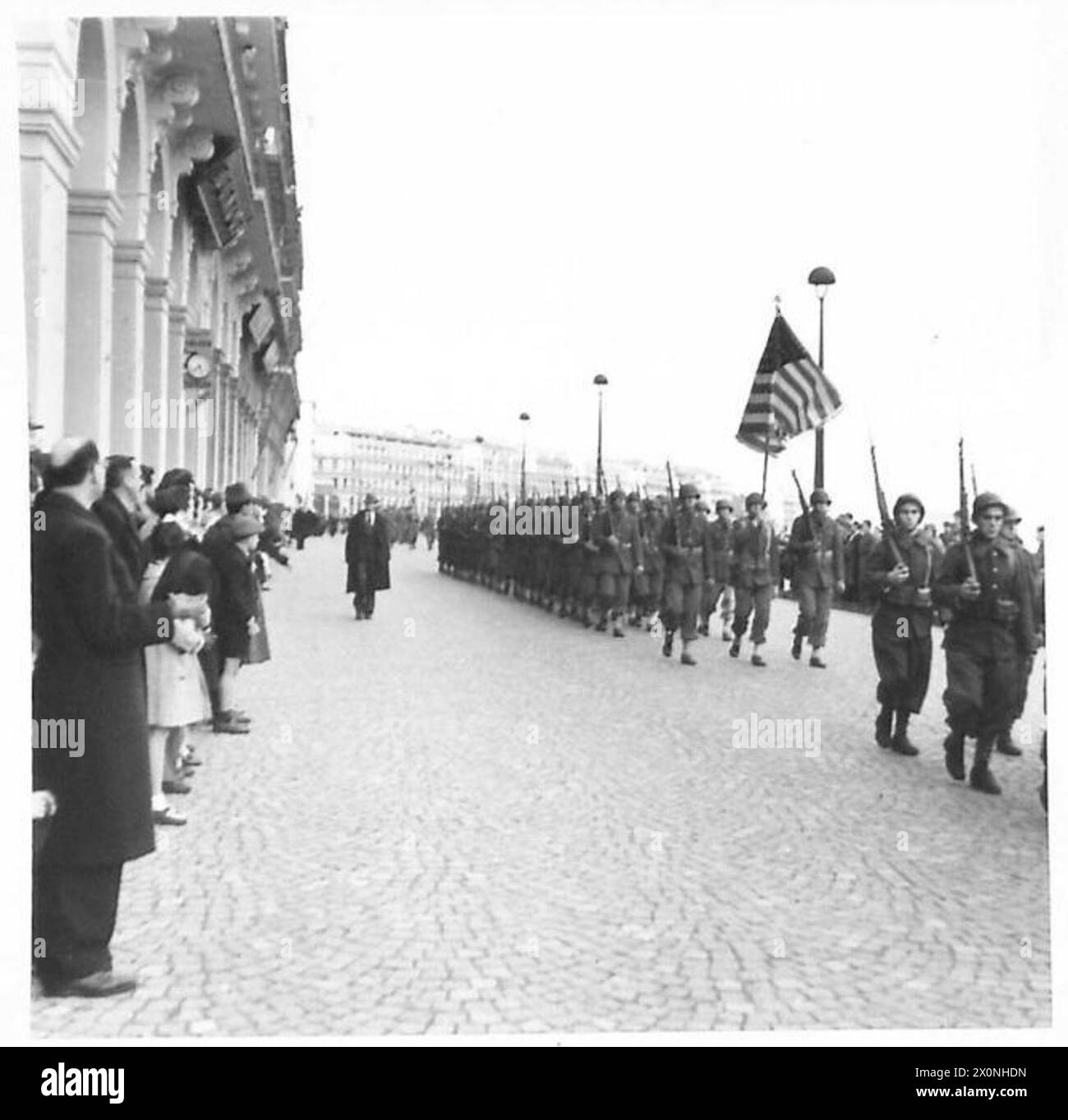 Battaglione dell'esercito AMERICANO guidato da un ufficiale che portava la bandiera americana in una parata cerimoniale ad Algeri occupata dagli Alleati, probabilmente commemorando la vittoria di Napoleone ad Austerlitz il 2 dicembre 1942. Foto Stock