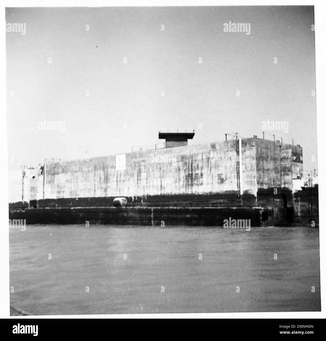 Fotografia che mostra il porto di Mulberry 'A' Ad Arromanches, guardando a ovest, parte del porto temporaneo dell'esercito britannico durante gli sbarchi in Normandia. Foto Stock