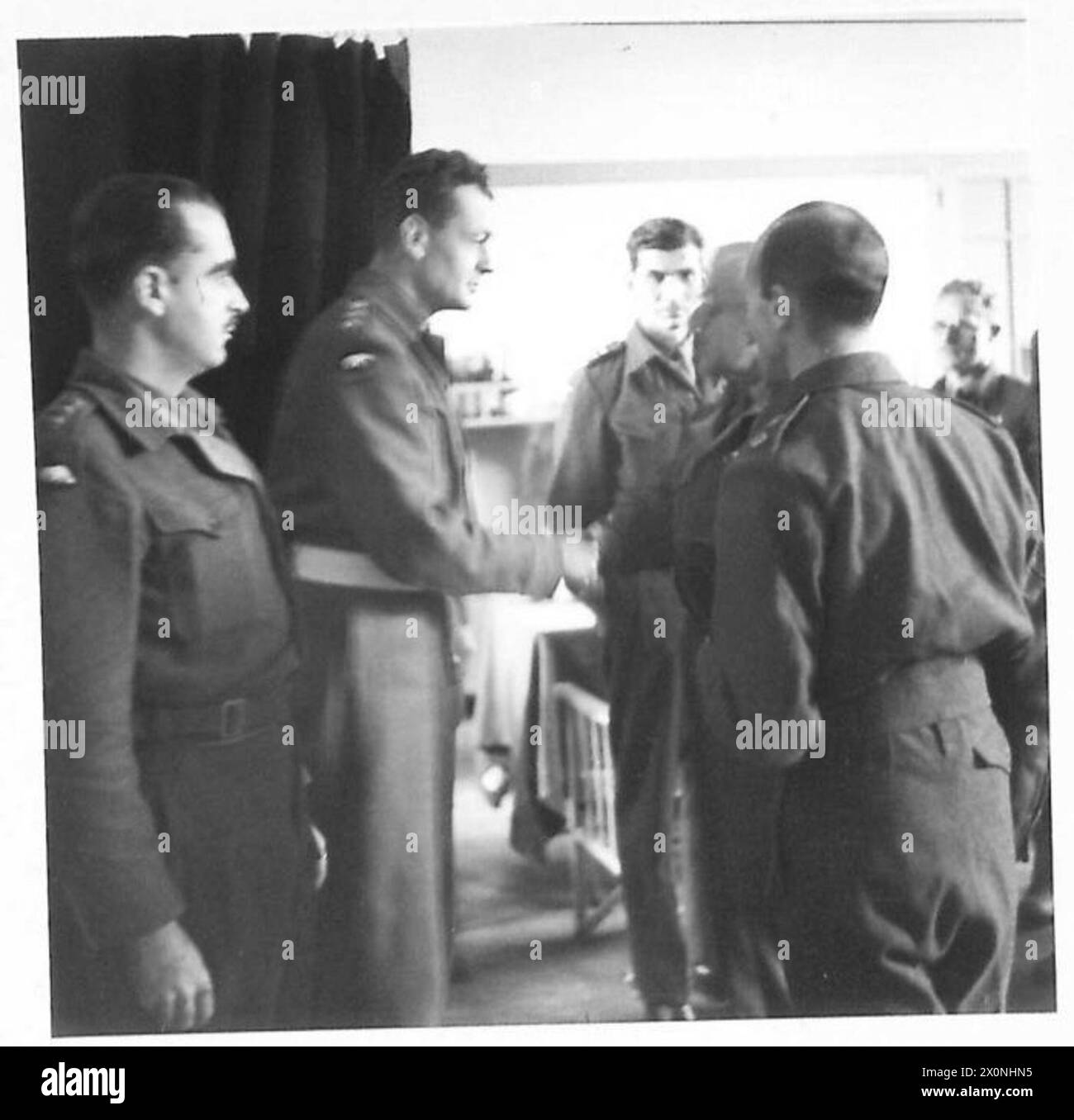 Il maggiore generale Cowell ispeziona i servizi medici della 1st Armoured Division, saluto gli ufficiali della No.1 Light Field Ambulance. Foto Stock