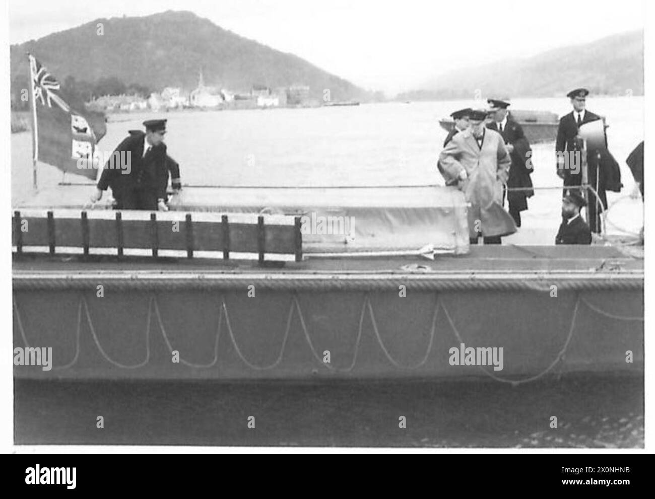Il primo ministro Winston Churchill è fotografato sul punto di attraversare un lago durante il suo tour in Scozia. Foto Stock