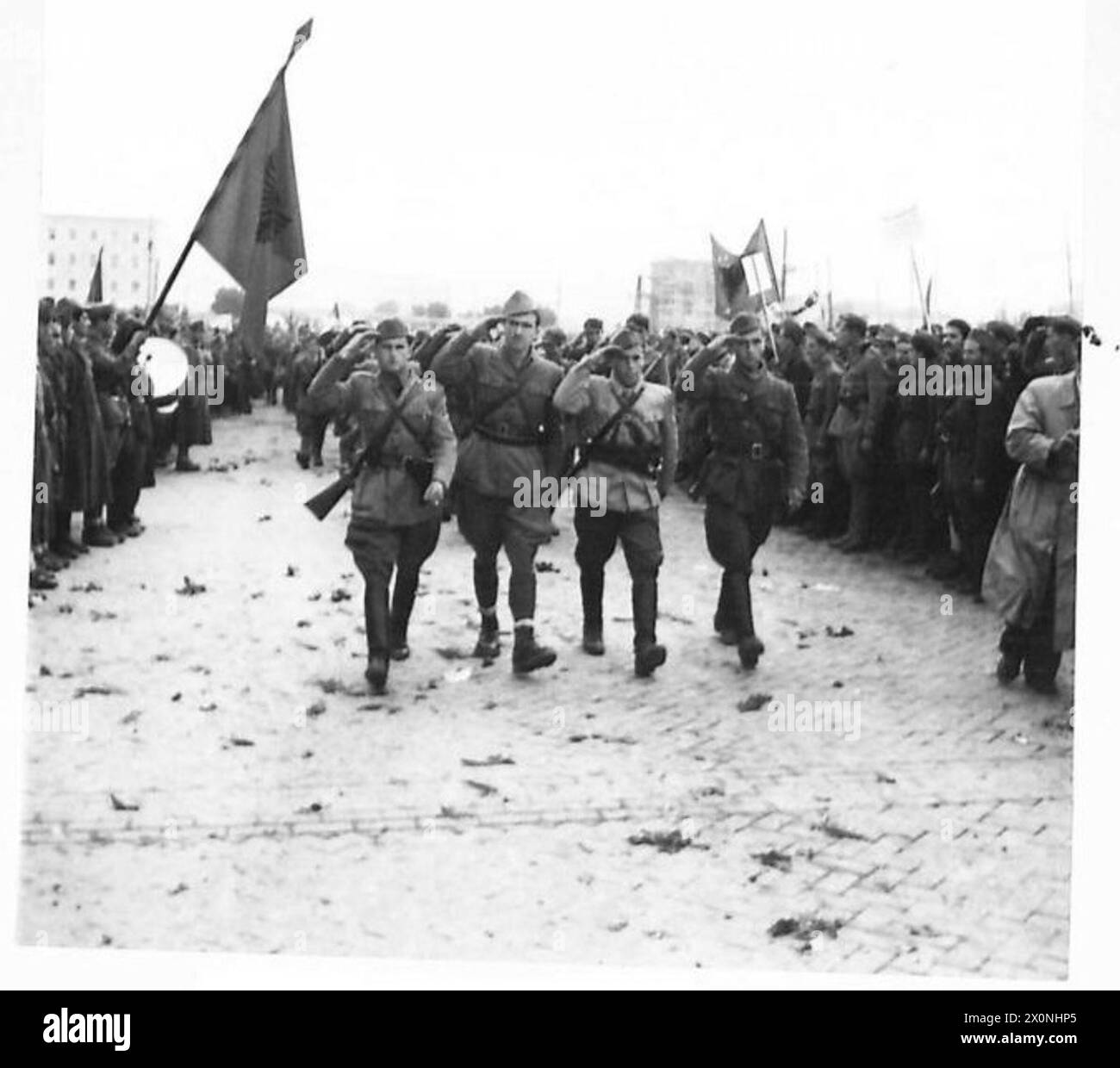GIORNATA DELL'INDIPENDENZA IN ALBANIA - le truppe partigiane del 1° corpo marciano oltre la base salutista durante la parata del giorno dell'indipendenza a Tiana, la capitale dell'Albania. Negativo fotografico, British Army Foto Stock