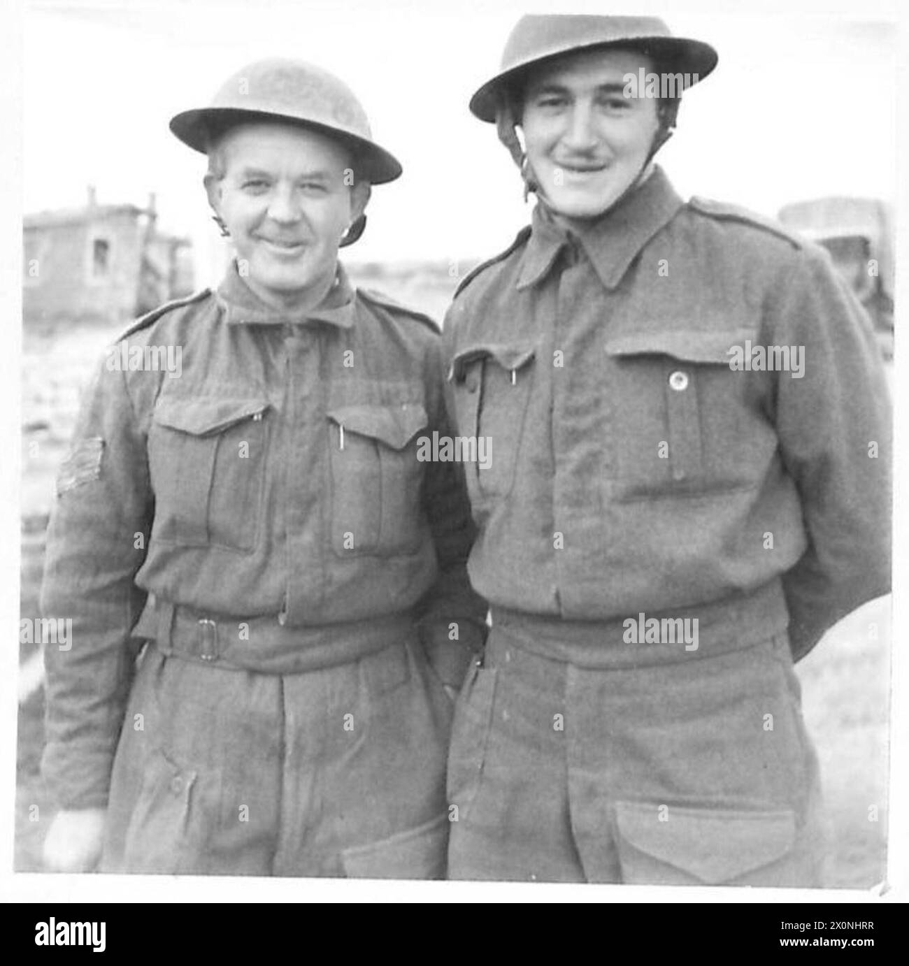 La fotografia mostra il sergente C.J. Griffith e il Cpl. R.V. Zarb dell'Istituto delle forze Orientali durante la testa di ponte di Anzio, descrivendo in dettaglio il loro servizio dal deserto attraverso Tripoli e lo sbarco di Salerno. Negativo fotografico, British Army. Foto Stock