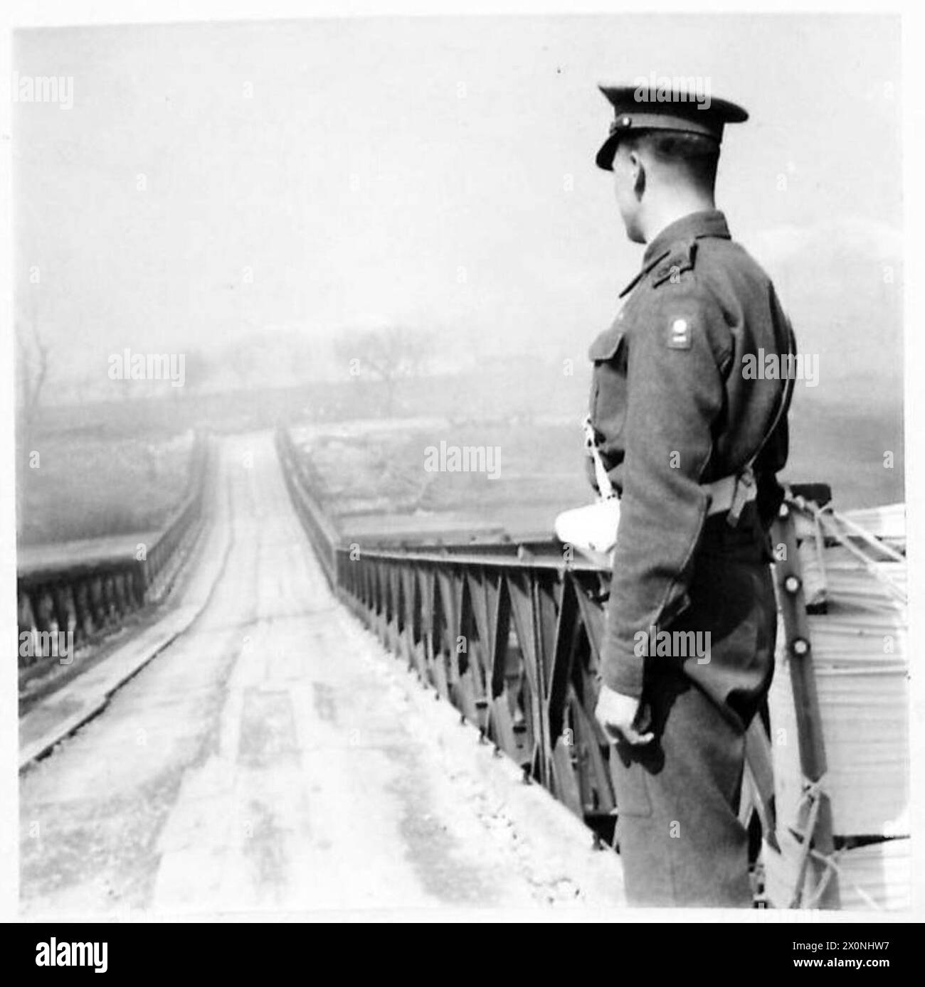 Il caporale D. Handley della CMP è in servizio presso un ponte sul fiume Garigliano vicino a Minturno con la Quinta Armata in Italia. Negativo fotografico dell'esercito britannico. Foto Stock
