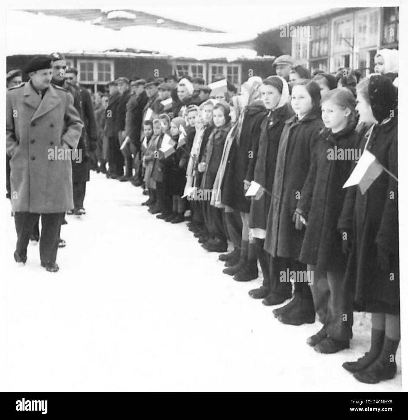 I CAMPI DEGLI SFOLLATI IN GERMANIA - il feldmaresciallo Montgomery saluta i bambini nel campo degli sfollati polacchi. Il feldmaresciallo Bernard Montgomery visitò diversi campi DP in Germania durante il suo tour di ispezione della 5th Infantry Division. La prima visita fu in un campo profughi a Friedland, nella bassa Sassonia, dove un gran numero di rifugiati tedeschi si riversavano oltre il confine nella zona di occupazione britannica. Qui è stato istituito un campo per dare loro aria medica, cibo e vestiti, e per spostarli verso ovest per rifugi e case. La mattina seguente ha visitato uno sfollato polacco Foto Stock