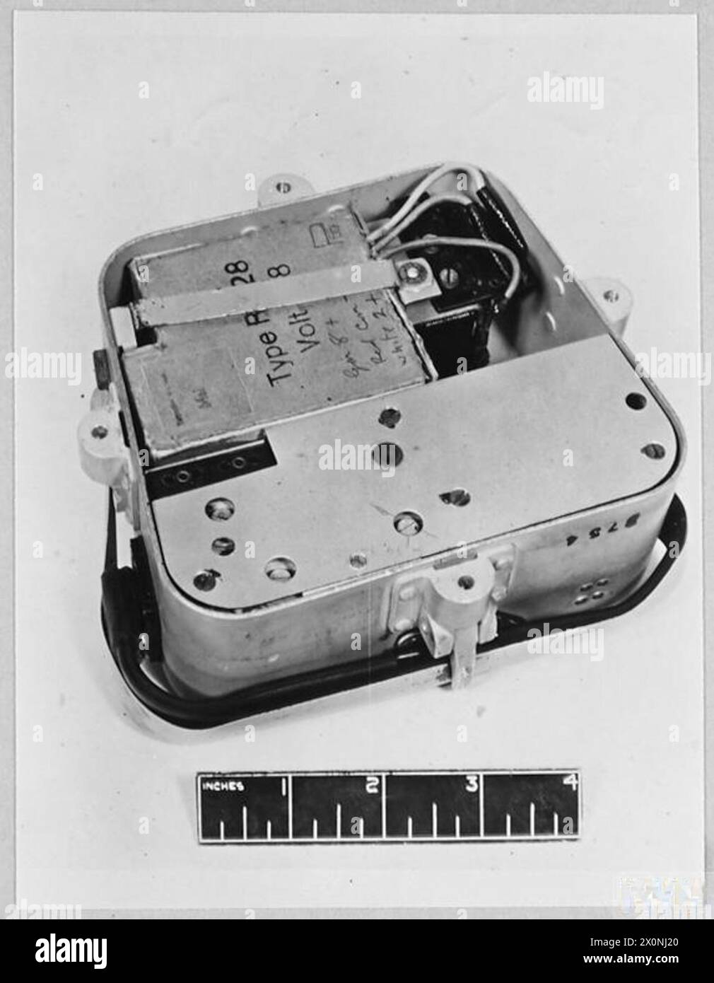 APPARECCHIATURE RADIO TEDESCHE - FIGURA XXX11(b) - NS.4 con antenna piegata e coperchio rimosso. Negativo fotografico, Royal Air Force Foto Stock