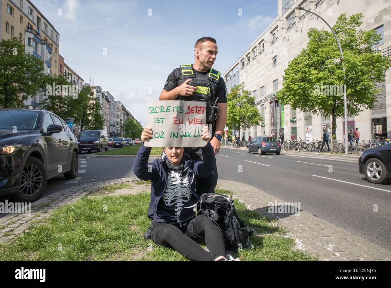 Continuando i loro sforzi per attirare l'attenzione su questioni climatiche urgenti, i membri del gruppo di attivisti di ultima generazione, Letzte Generation, bloccarono Frankfurter Allee, una delle rotte di traffico più antiche e cruciali di Berlino, il 13 aprile 2024. L'ultima generazione, un importante gruppo di attivismo climatico in Germania, è diventato sempre più visibile a causa delle loro proteste di alto profilo e dirompenti rivolte alle principali arterie stradali e agli spazi pubblici. Nato come parte di un'ondata globale di attivismo ambientale, il gruppo chiede al governo tedesco di impegnarsi in un'azione più aggressiva contro il cambiamento climatico Foto Stock