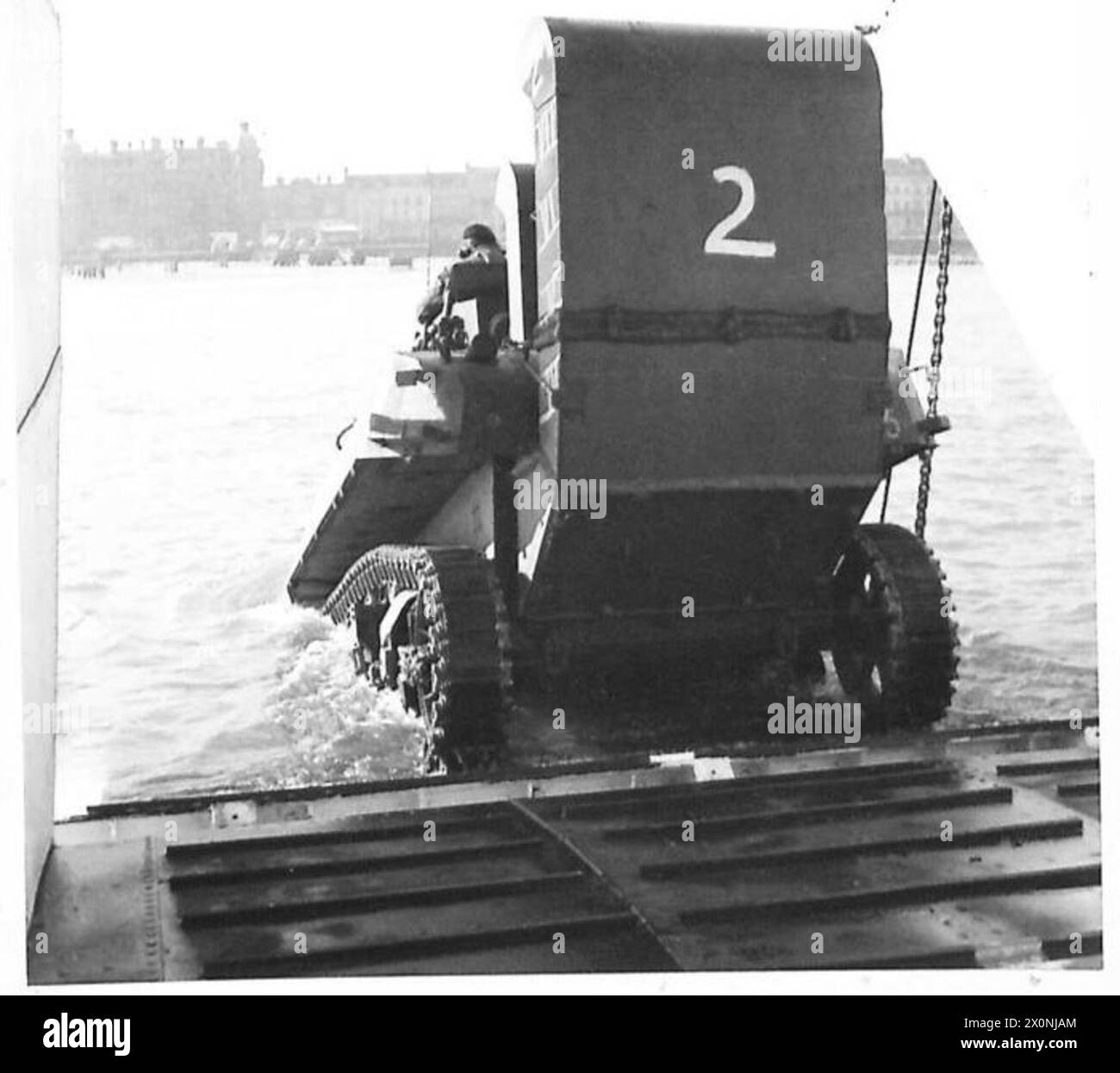 I serbatoi Stuart scendono dalla rampa di un carro armato Landing Craft in acque profonde da 1,8 m a 1,6 cm durante le prove di guado. Foto Stock