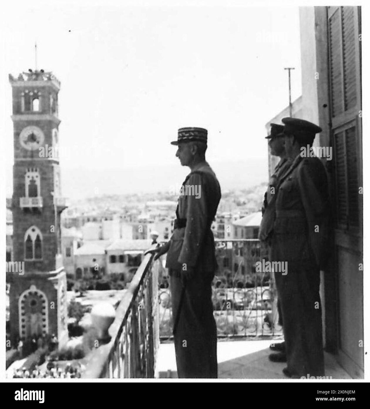 Il generale Catroux, il generale Sir Henry Wilson e il tenente generale Laverack riconoscono un ricevimento dal balcone del Government House a Beirut. Foto Stock