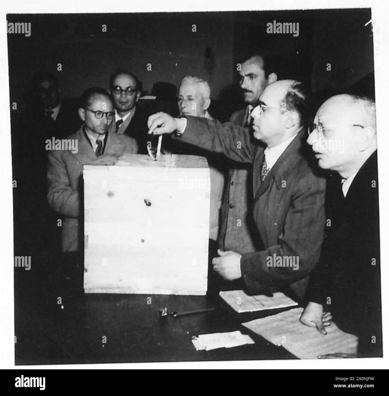 Un rappresentante elettorale rimuove il nastro adesivo da un ballottaggio in Grecia prima di contare i voti. Negativo fotografico, British Army. Foto Stock