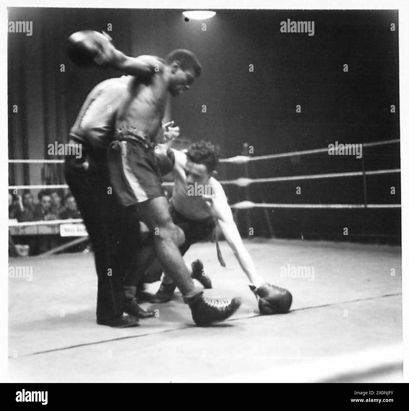 ALLIED BOXING CHAMPIONSHIPS - la lotta amatoriale dei pesi gallo tra SPR. Henry Johnson (British Army) e Melvin Pullen (U.S. Army) Pullen ottennero una decisione a punti. (Per illustrare Observer Story No. 23 di Capt. Best). Negativo fotografico, British Army Foto Stock