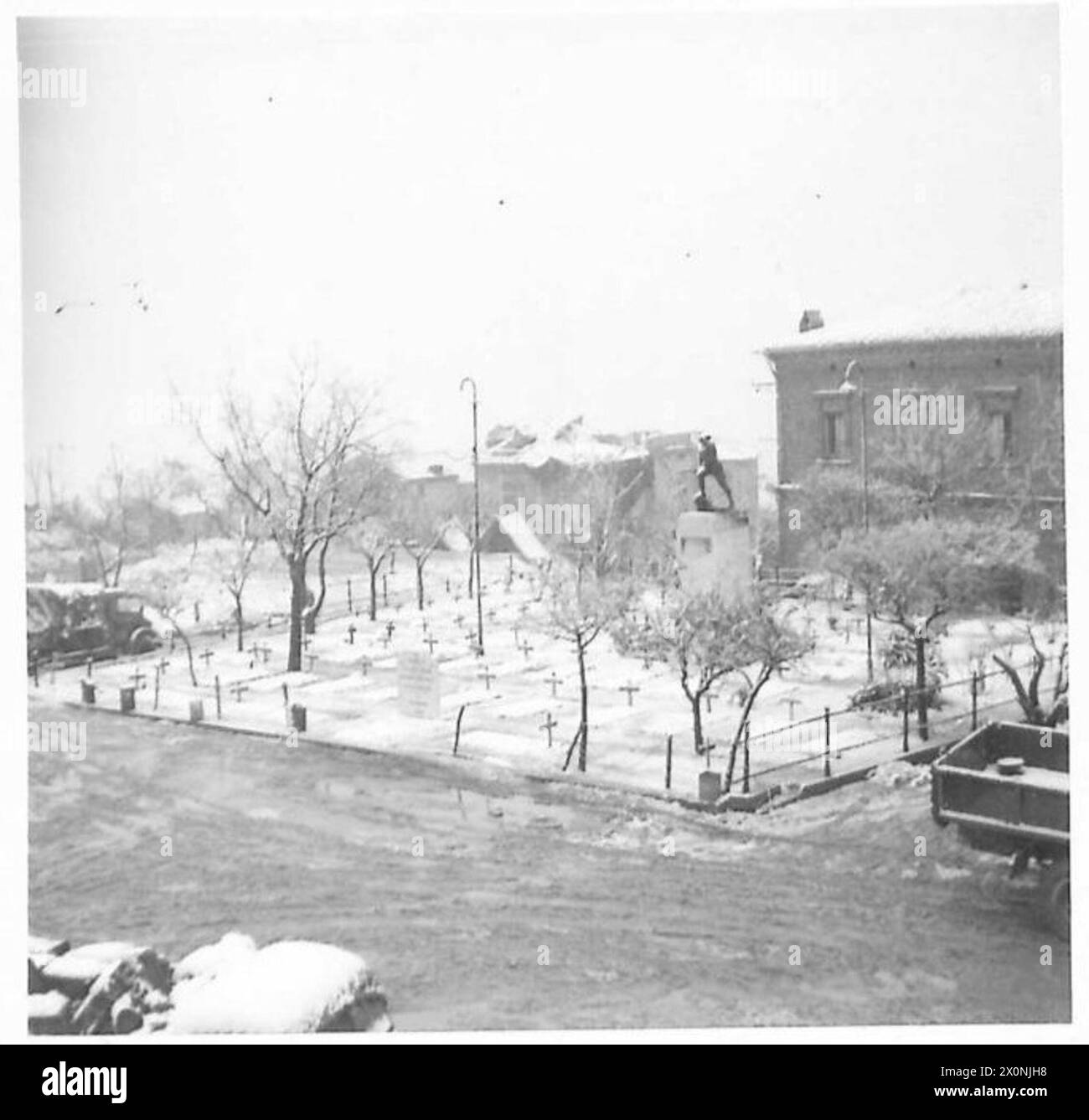 Una pietra commemora le gesta dei fucilieri, dei Gurkha e del personale delle ambulanze in una piazza del villaggio vicino al Memoriale di guerra italiano, circondata da tombe di soldati morti in battaglia per il villaggio. Foto Stock