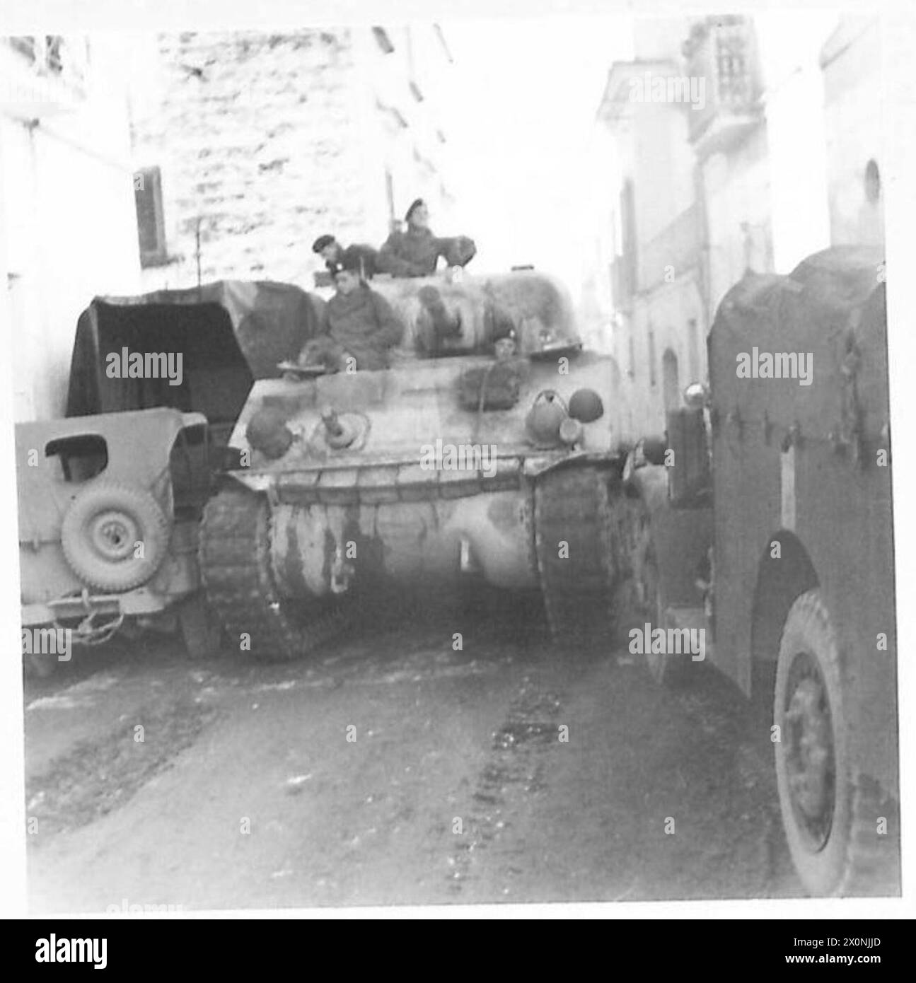 Fotografia che mostra un carro armato Sherman che naviga per le strette strade di Lauro durante la seconda guerra mondiale Foto Stock