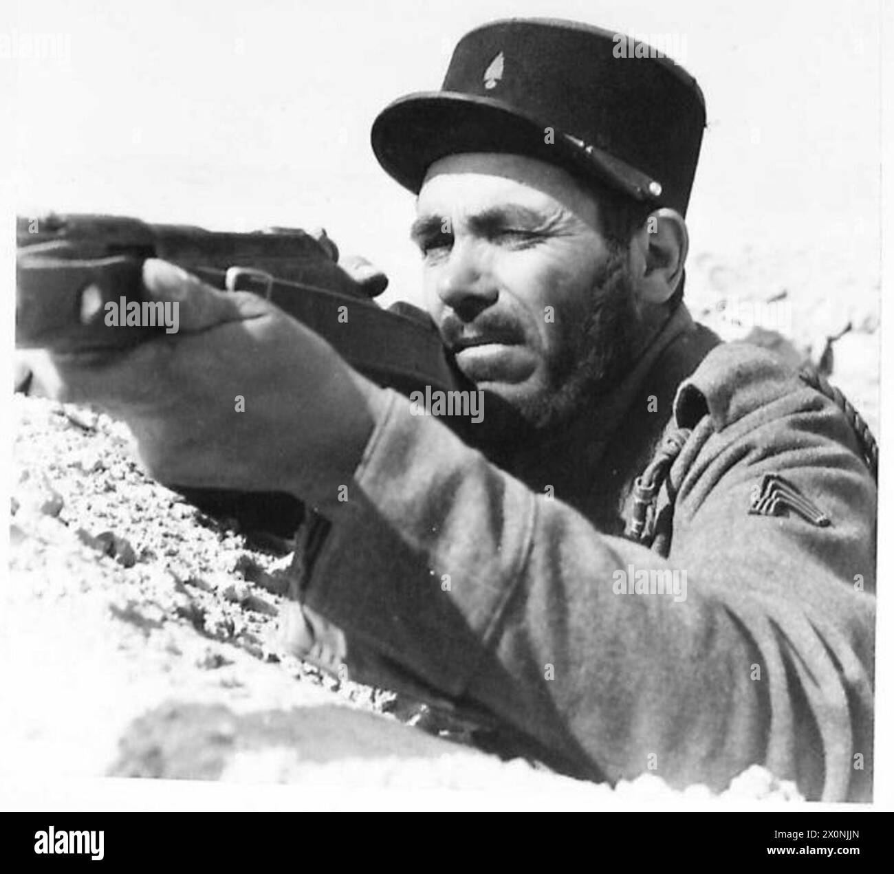 Un legionario straniero francese libero spara il suo fucile durante le operazioni nel deserto occidentale. Foto Stock