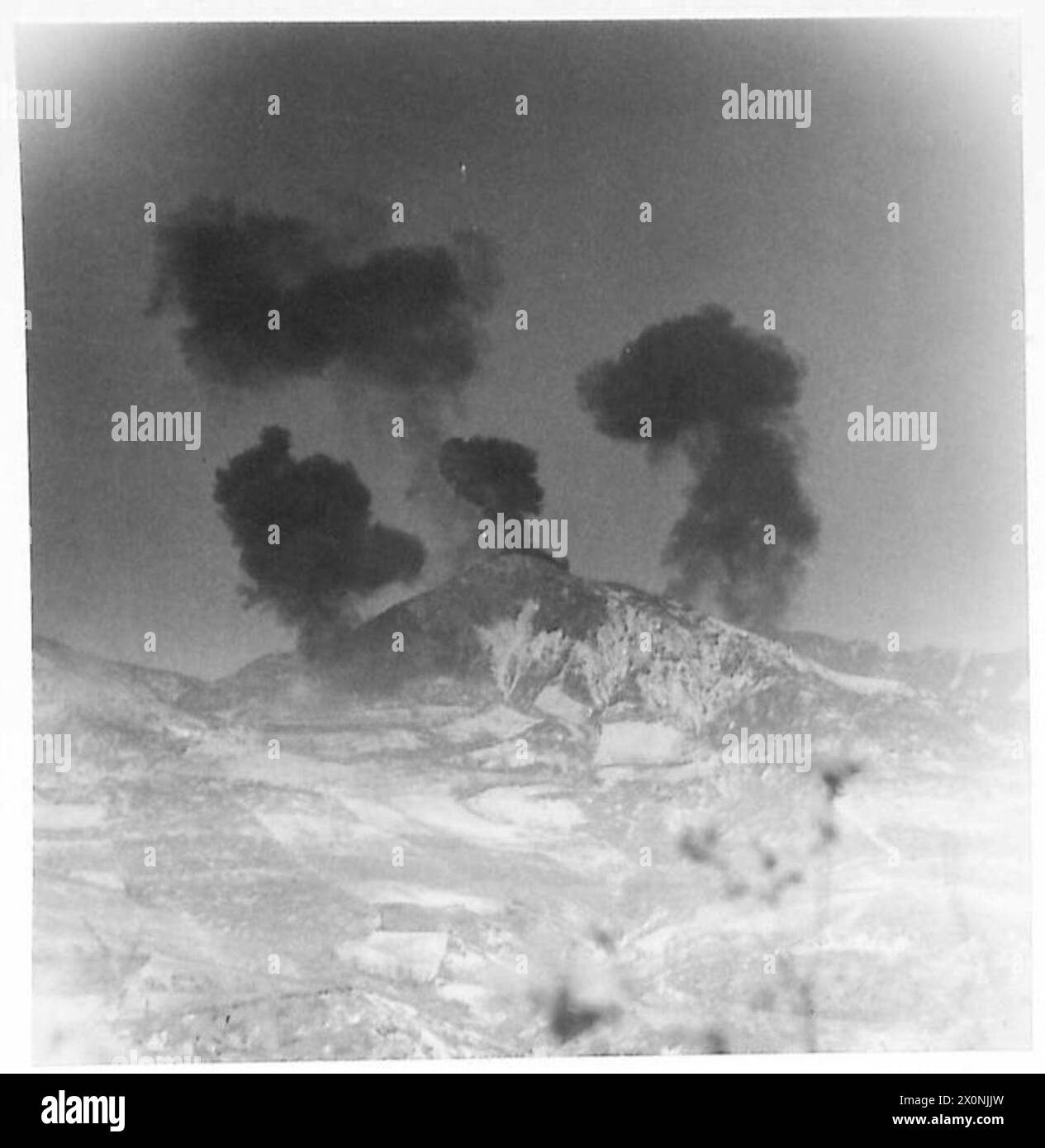 I caccia bombardieri della quinta Armata attaccano le posizioni tedesche sul Monte Caprara e i punti di forza sul Monte Sole usando bombe di fuoco. Foto Stock