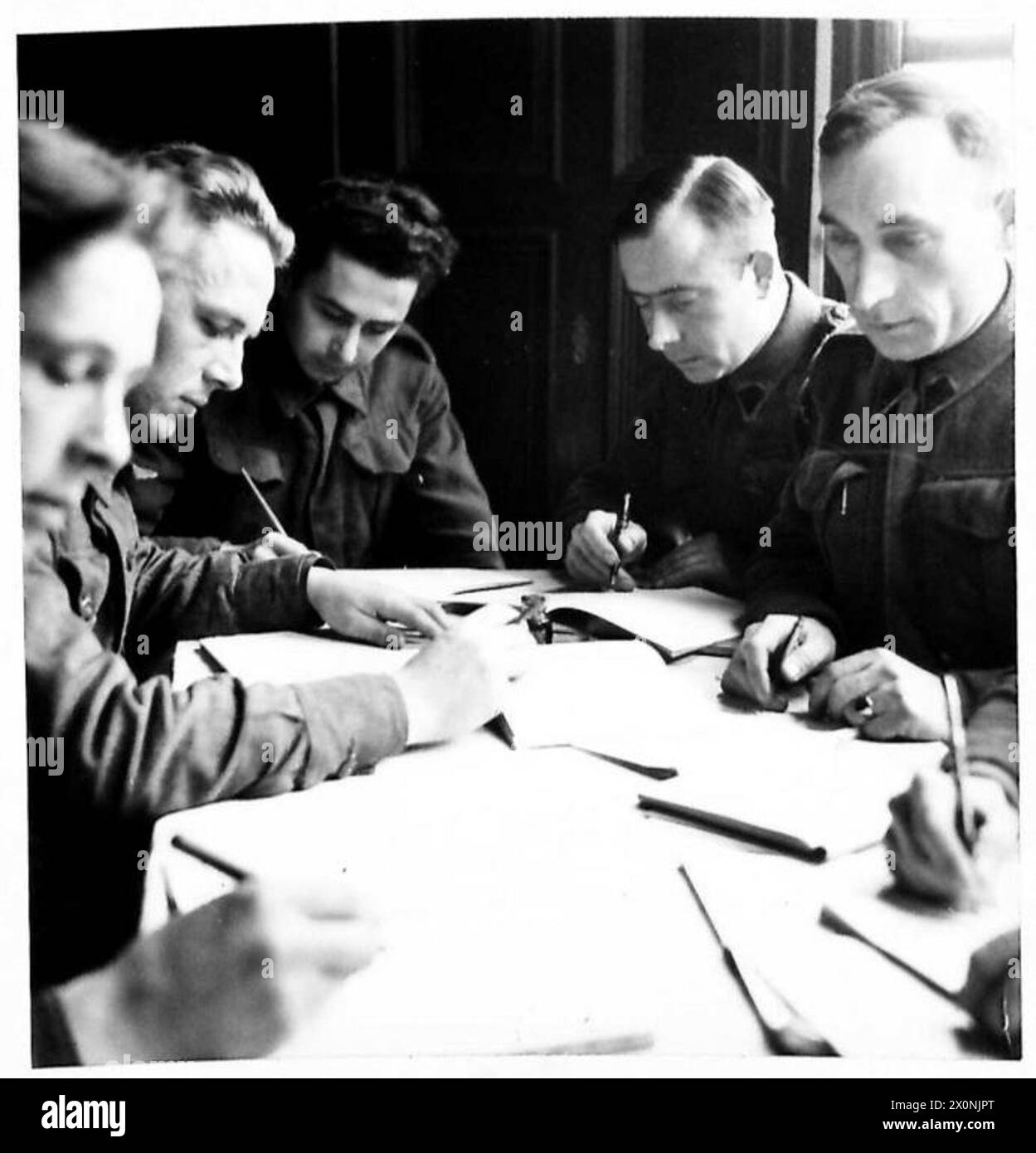Gli studenti polacchi hanno ricevuto lezioni da un professore polacco di Newport-on-Tay, sostenuto dall'Università di St Andrews, per continuare gli studi in inglese, scienze politiche, economia, letteratura francese, arti, chimica e ricerca. Negativo fotografico. Foto Stock