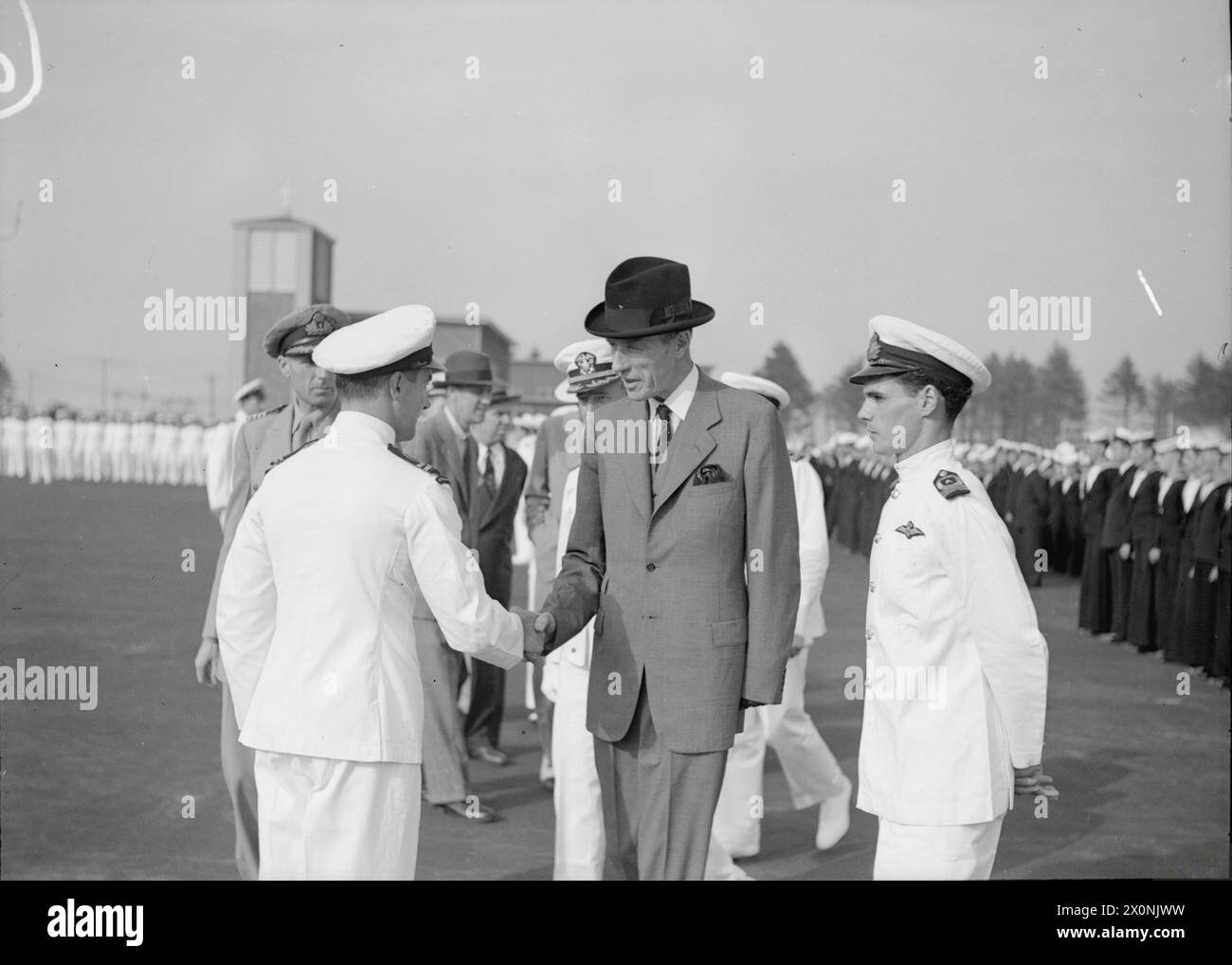 Nel giugno del 1944, il conte di Halifax, ambasciatore britannico negli Stati Uniti, visitò tirocinanti della Fleet Air Arm a Brunswick, Maine, rivolgendosi al personale navale britannico e americano e parlando con i piloti della Chance-Vought Corsair. Foto Stock