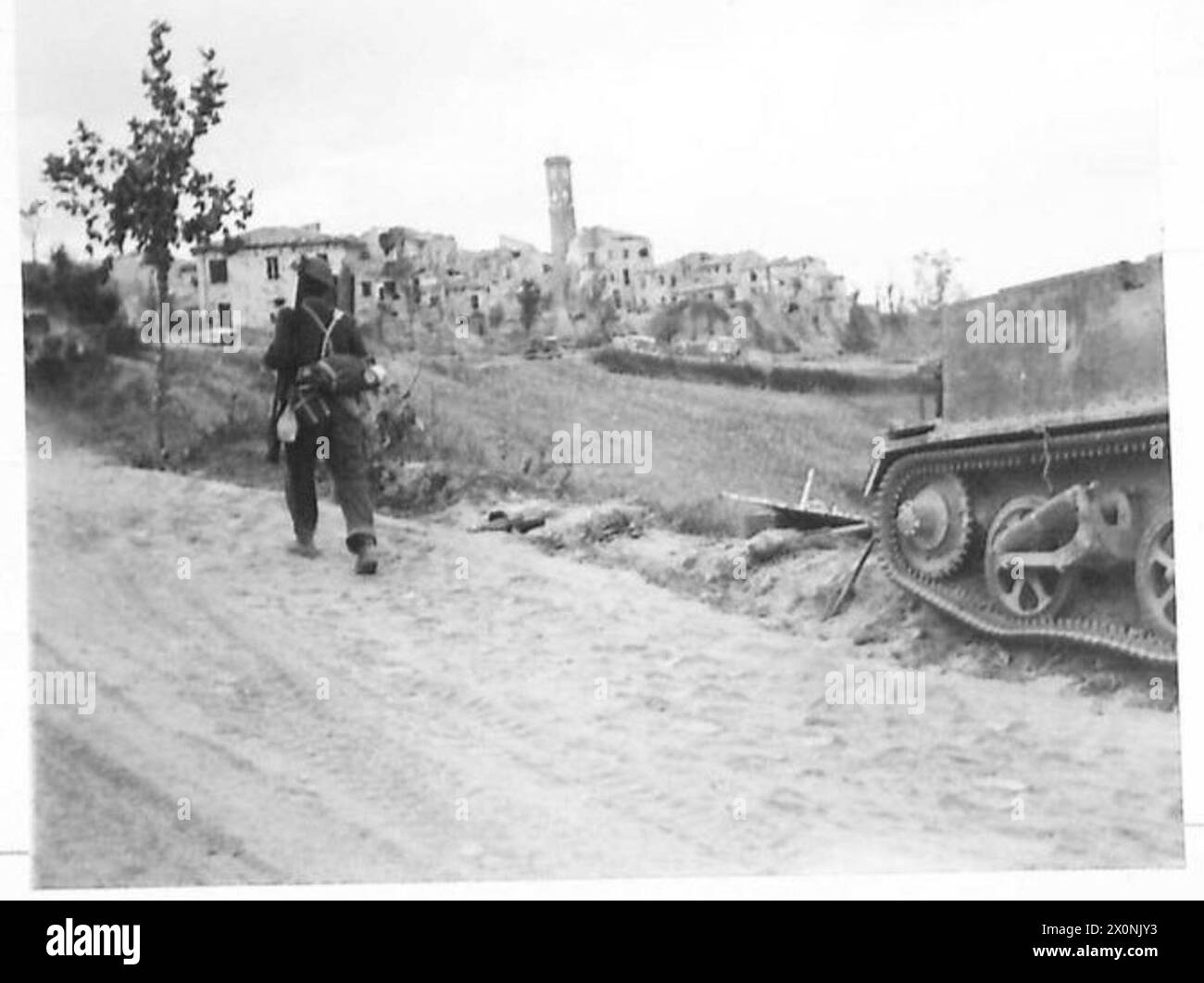 Le truppe indiane sono posizionate vicino alla città di Montescudo, San Marino, con una portaerei Bren bruciata visibile in primo piano. Foto Stock